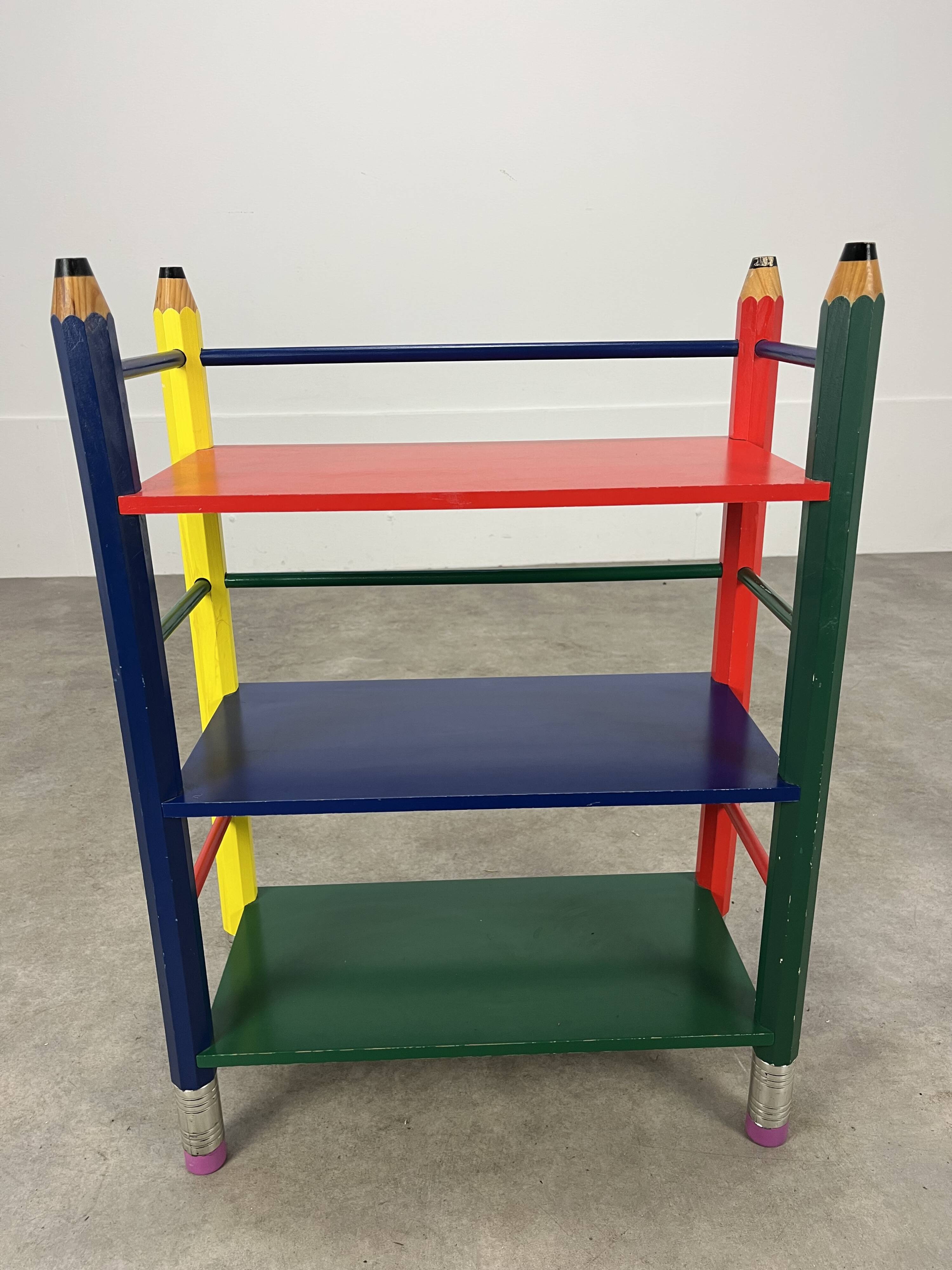 Etagère crayon style Pierre Sala pour enfants