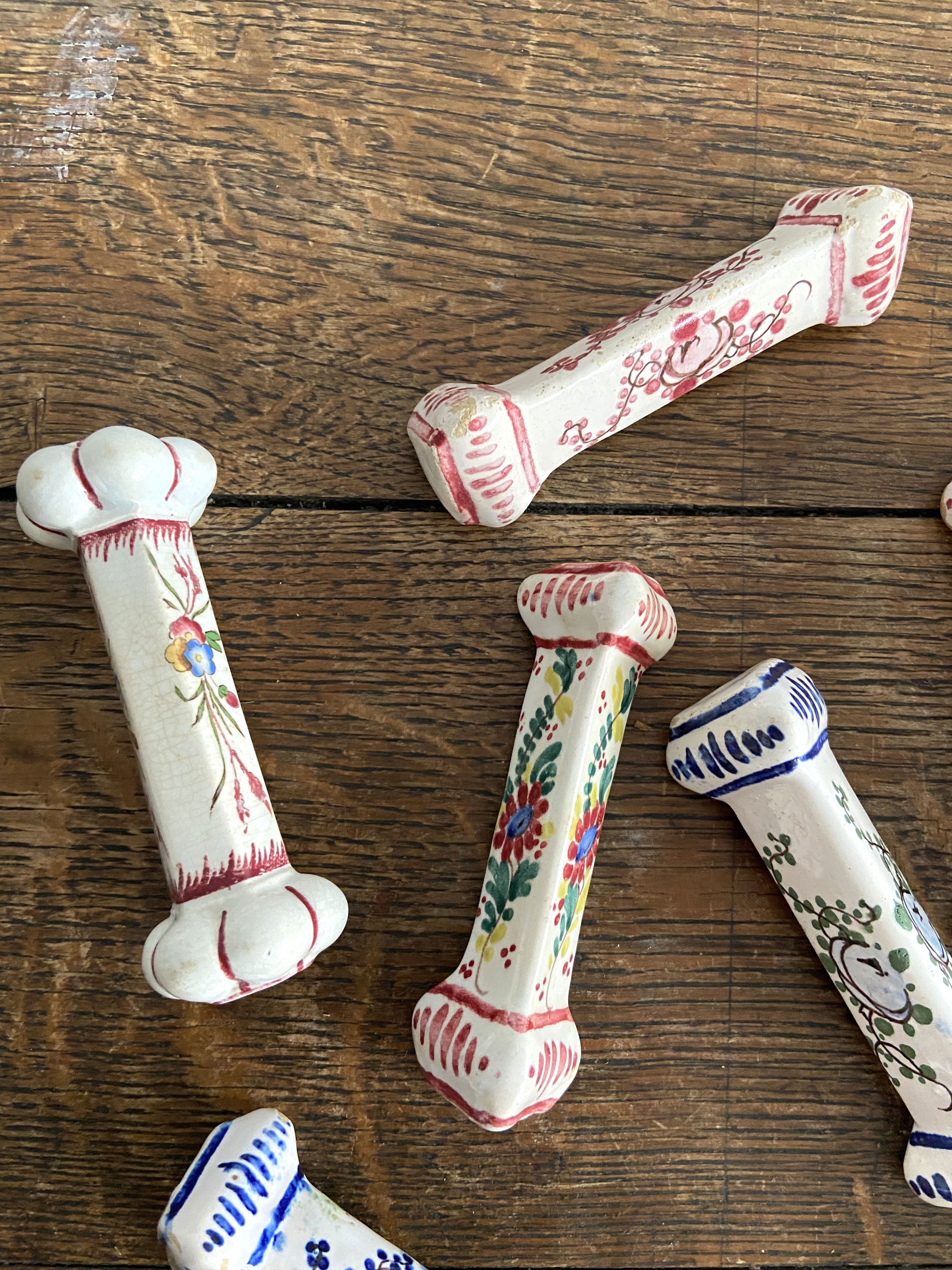 Set de 8 portes couteaux en faïence peinte