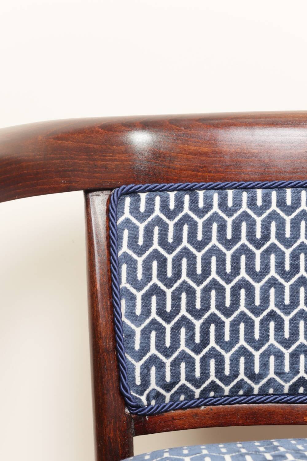 Thonet living room set, in wood and blue jacquard, 1910