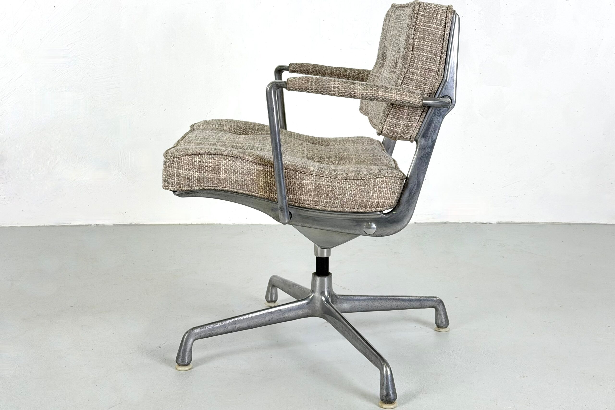 ES102 "Intermediate" office chair by Charles & Ray Eames for Herman Miller – 1960s