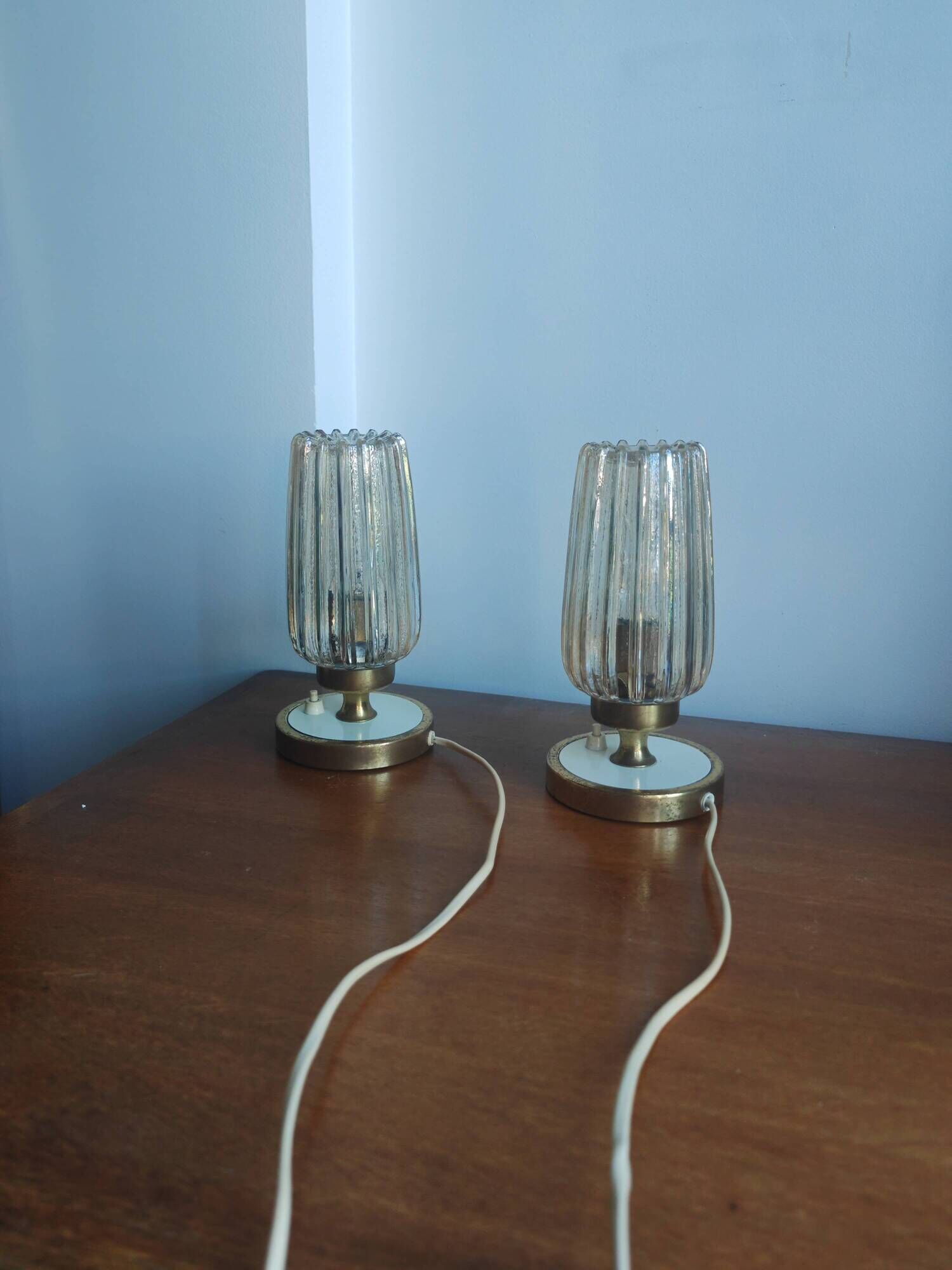 Pair of vintage 70s bedside lamps – Brushed brass, enamel & ribbed glass