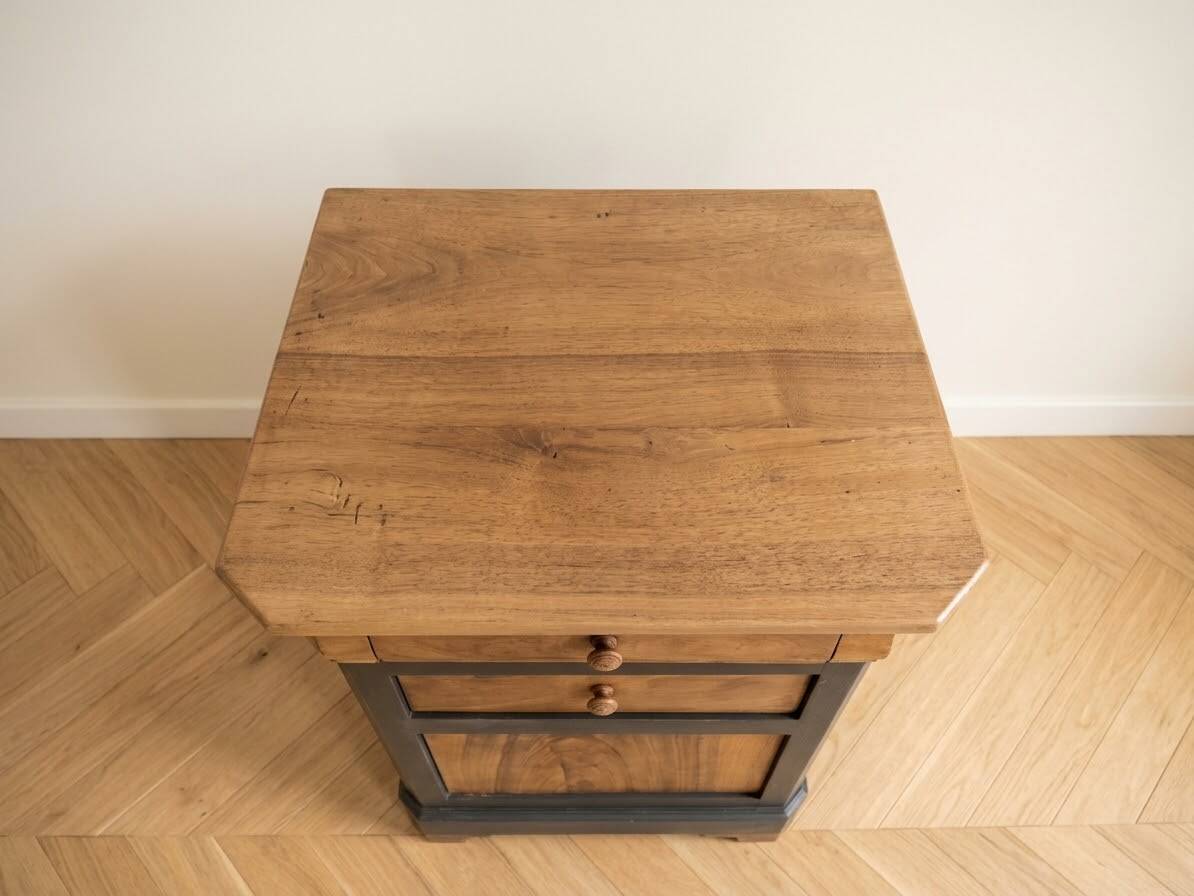 Antique bedside table in walnut and painted wood.