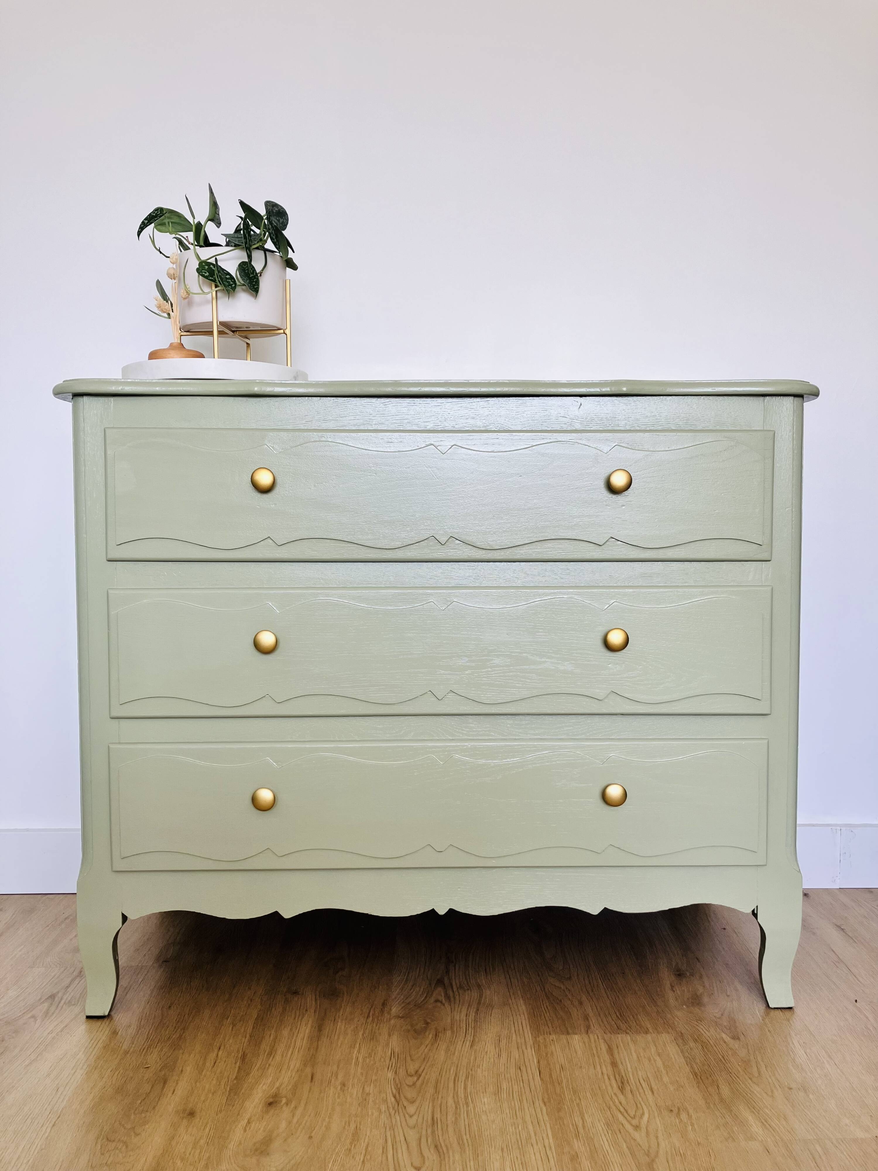 Antique chest of drawers