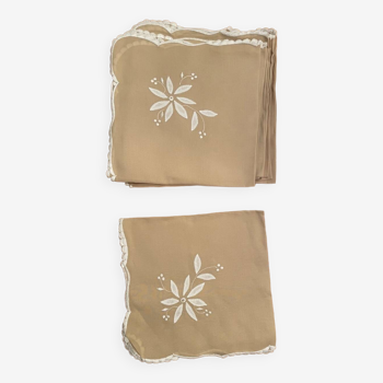 Embroidered napkins in two sizes