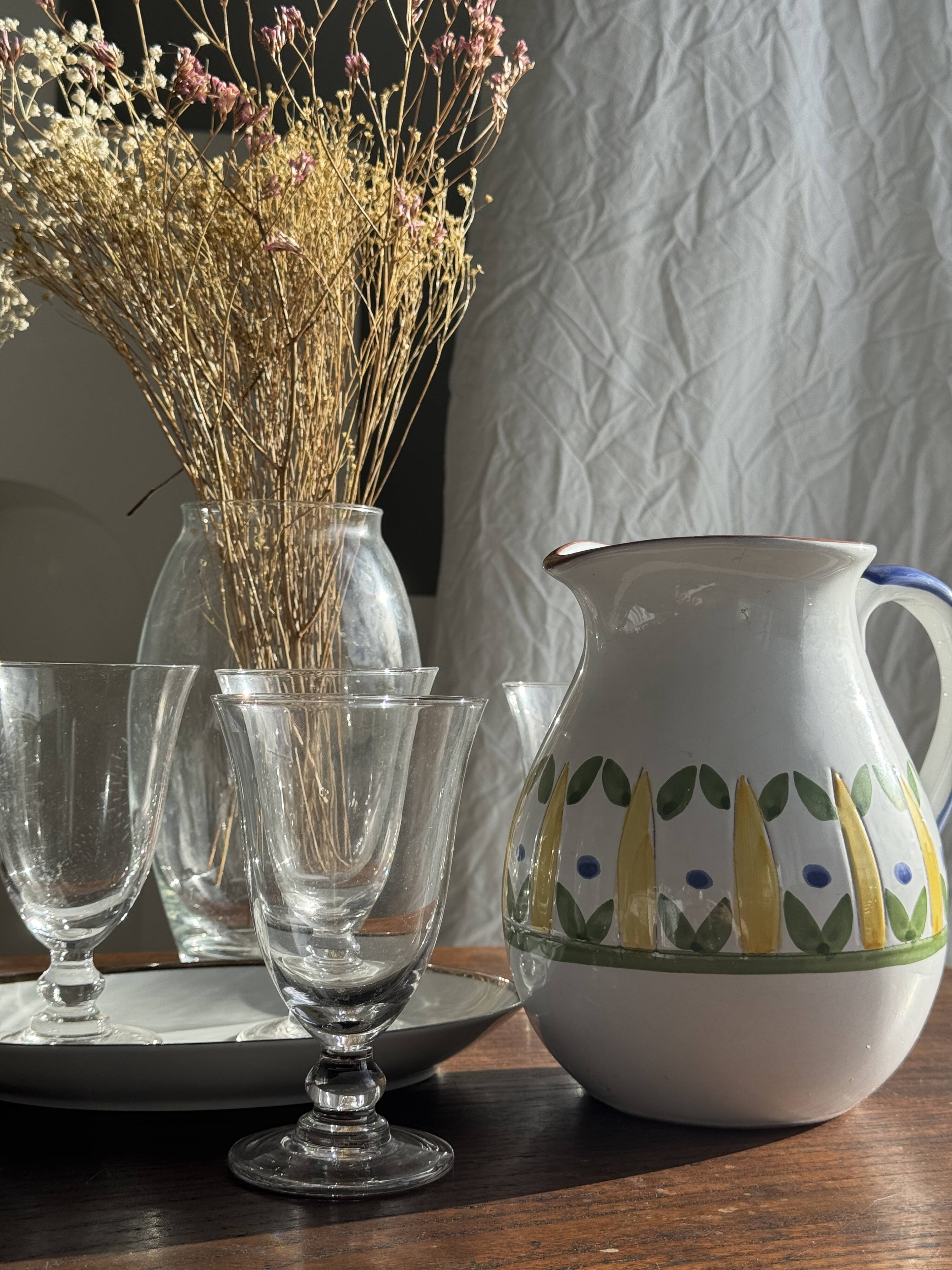 Grande carafe blanche en terre cuite à motif de frise stylisée verte jaune