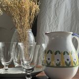 Grande carafe blanche en terre cuite à motif de frise stylisée verte jaune