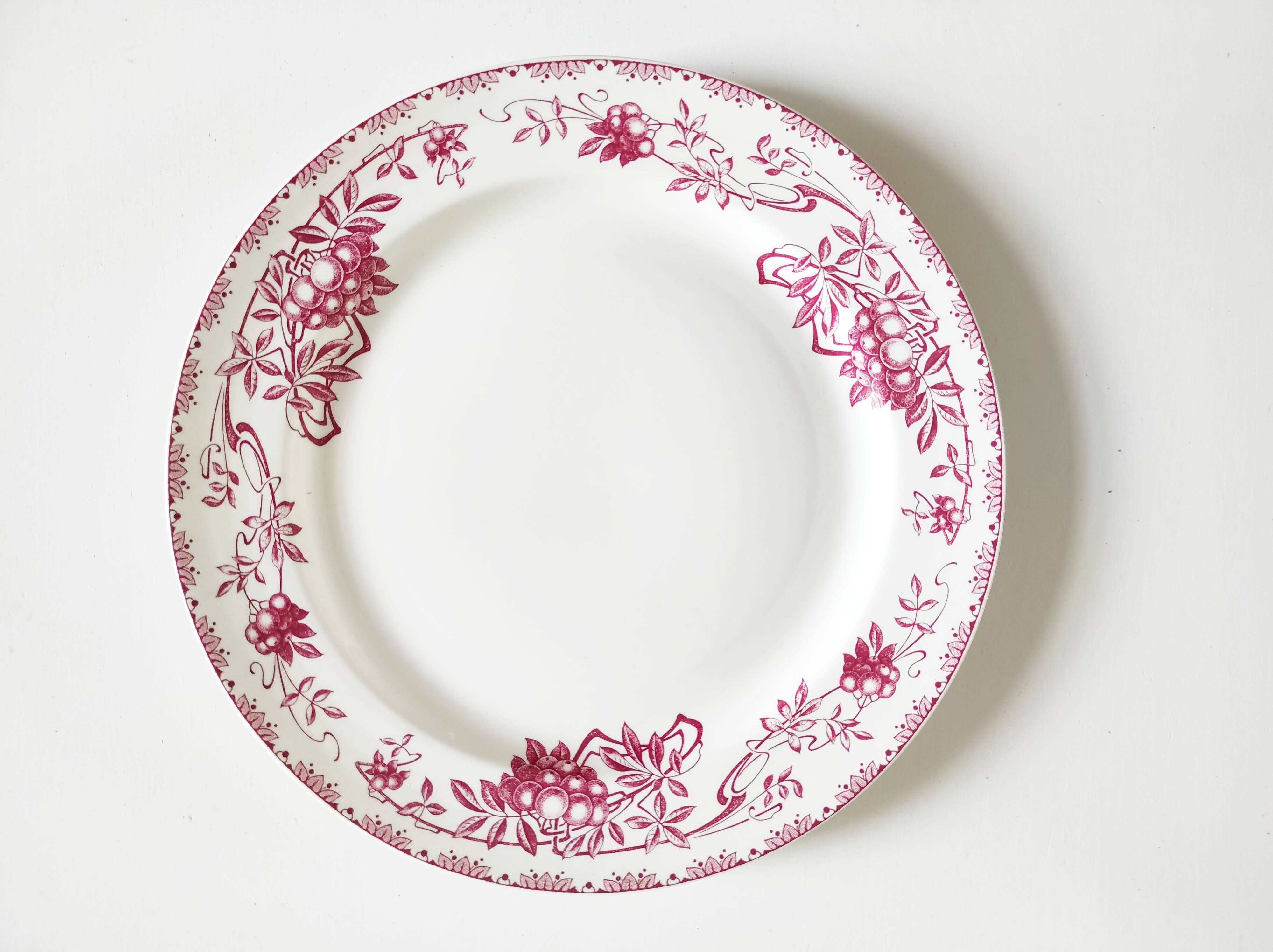Royal Boch earthenware dish, Sorbier pattern, 27 cm in diameter
