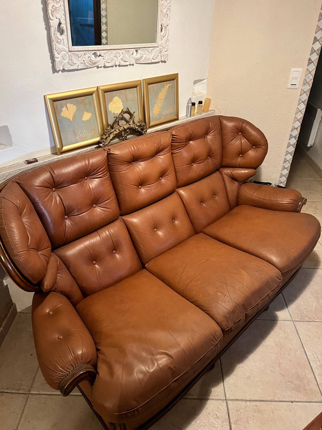 Three-seater Chesterfield sofa