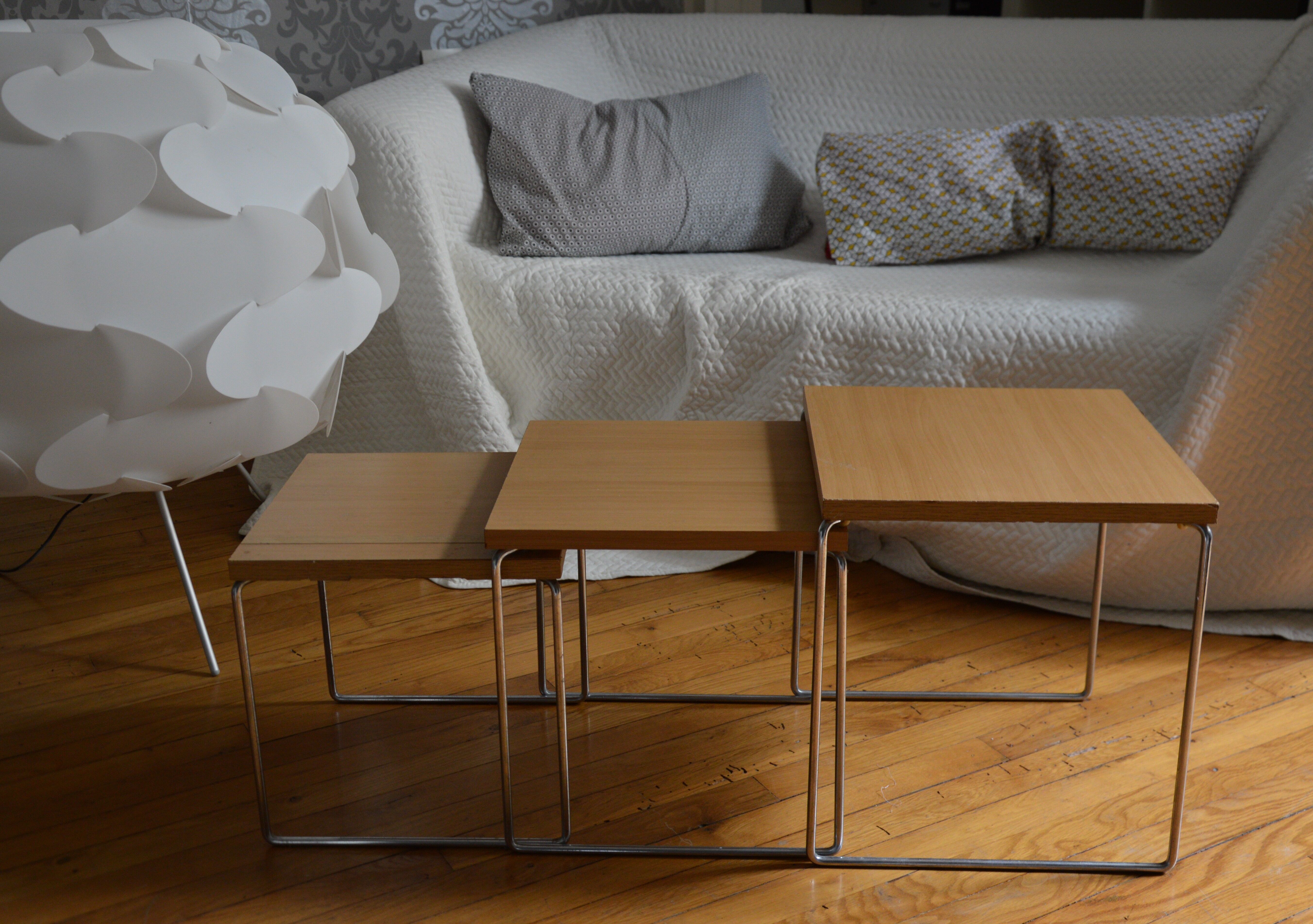 Pull-out table with metal legs