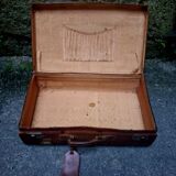 Ancienne valise en cuir avec ses étiquettes de voyage
