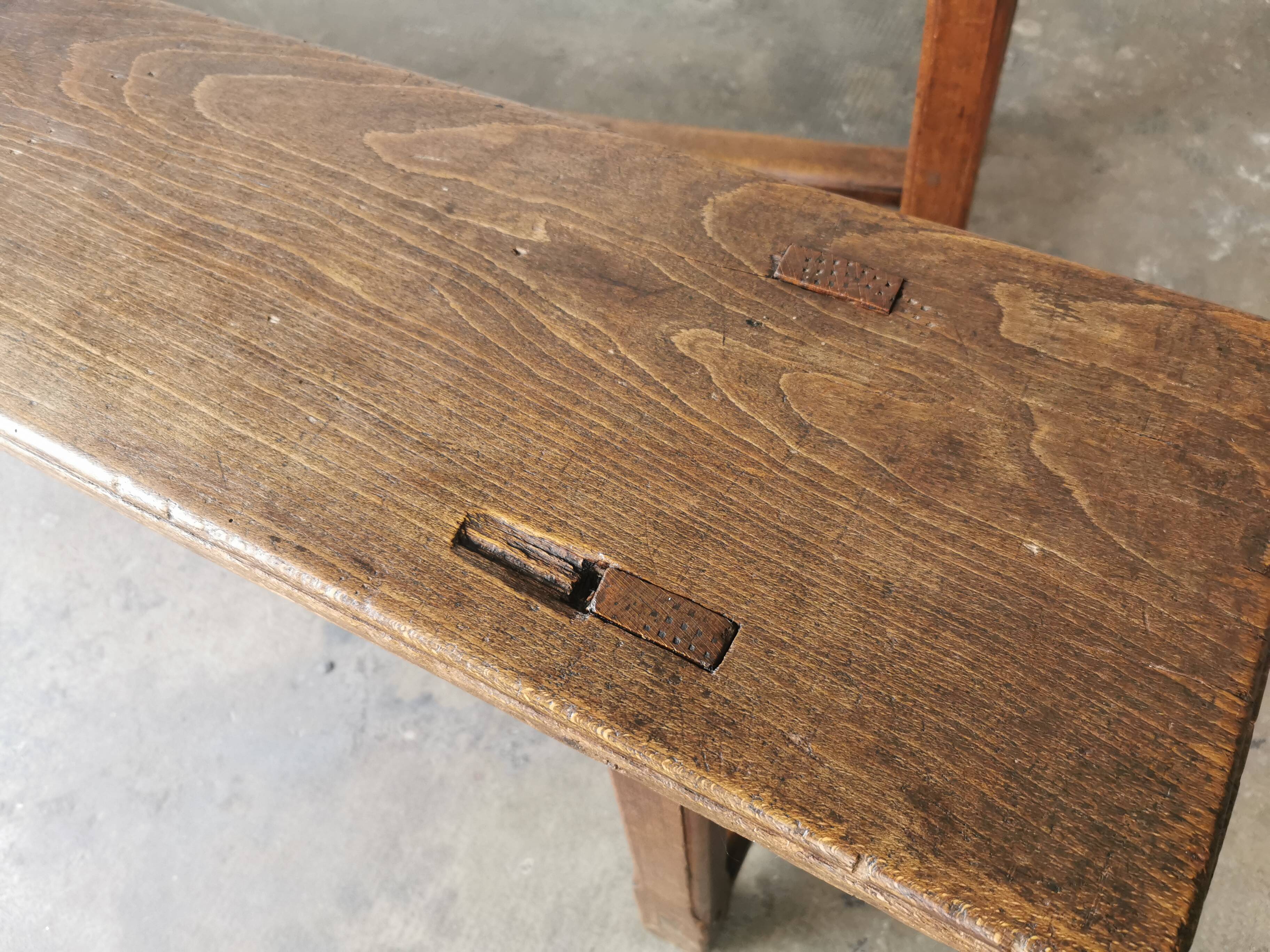 Paire de bancs anciens en chêne