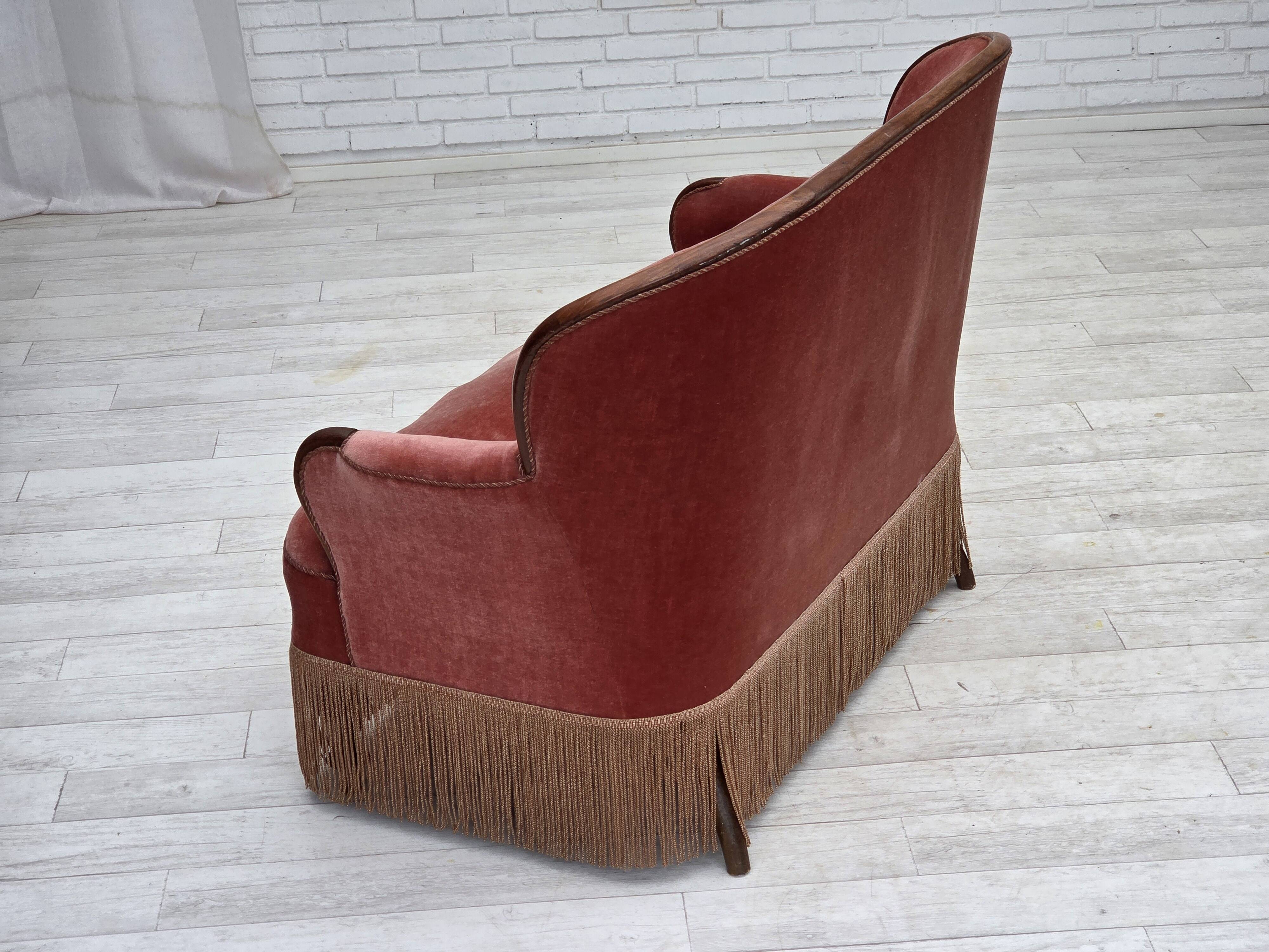 Canapé danois 2 places des années 1930, velours d'ameublement rose saumon, bois de frêne.