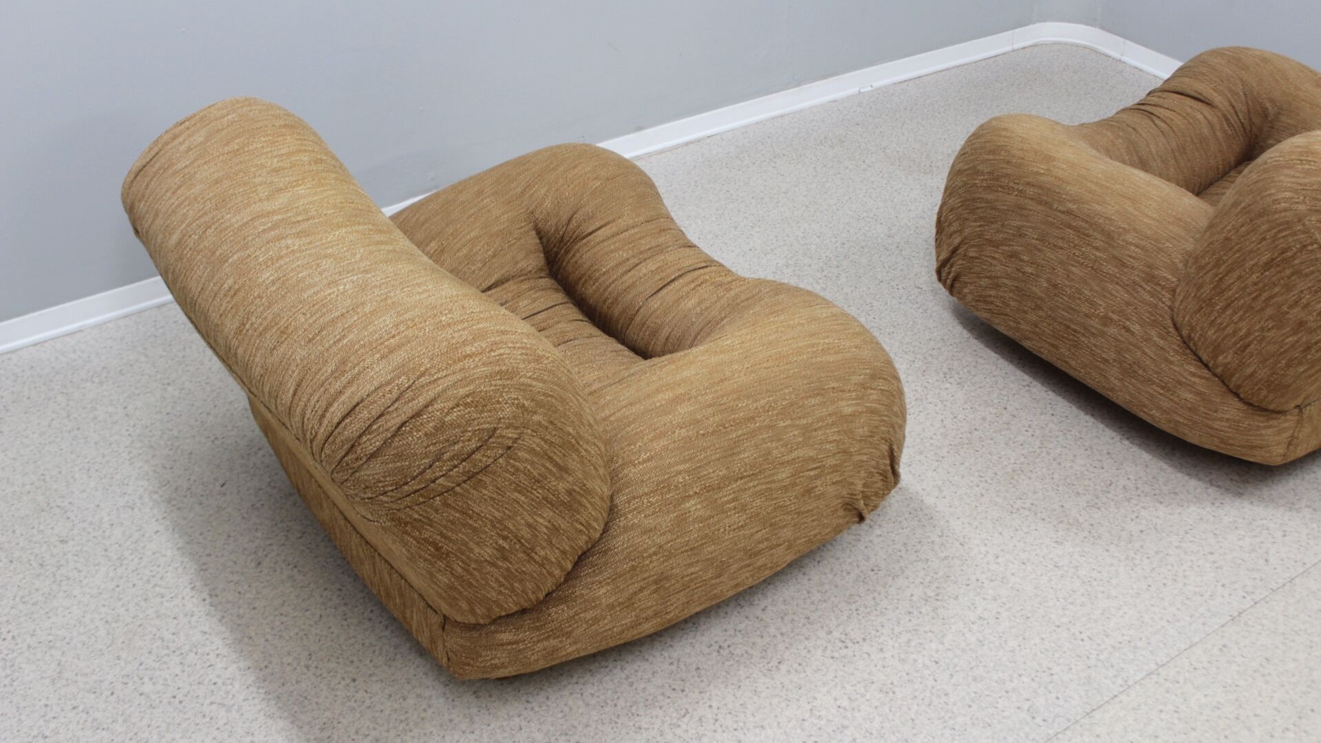 Pair of armchairs by Giuseppe Rossi di Albizzate, 1970s