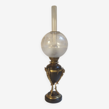 Lampe à pétrole  avec globe gravé de style Napoléon III