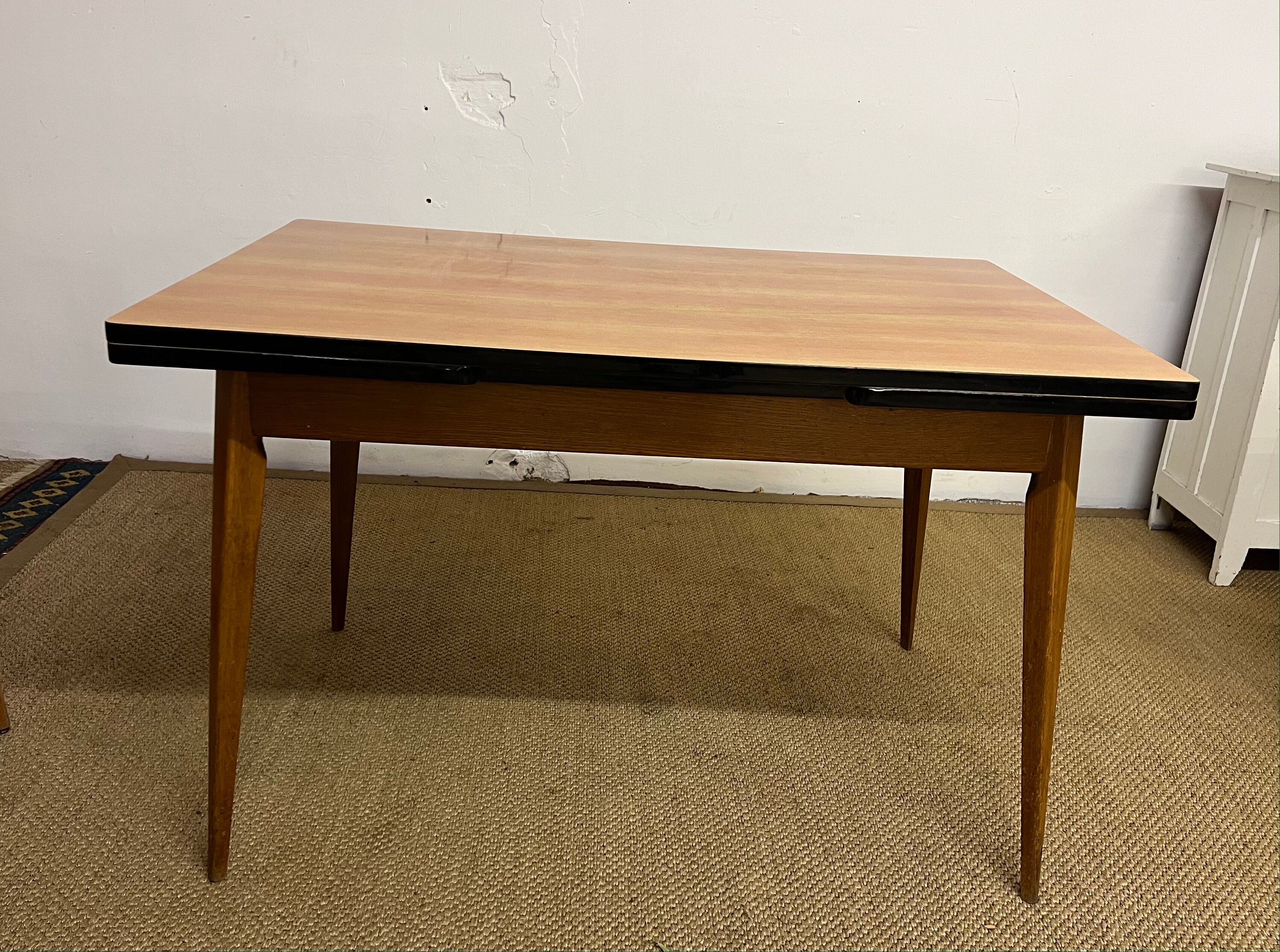 Formica table with extensions