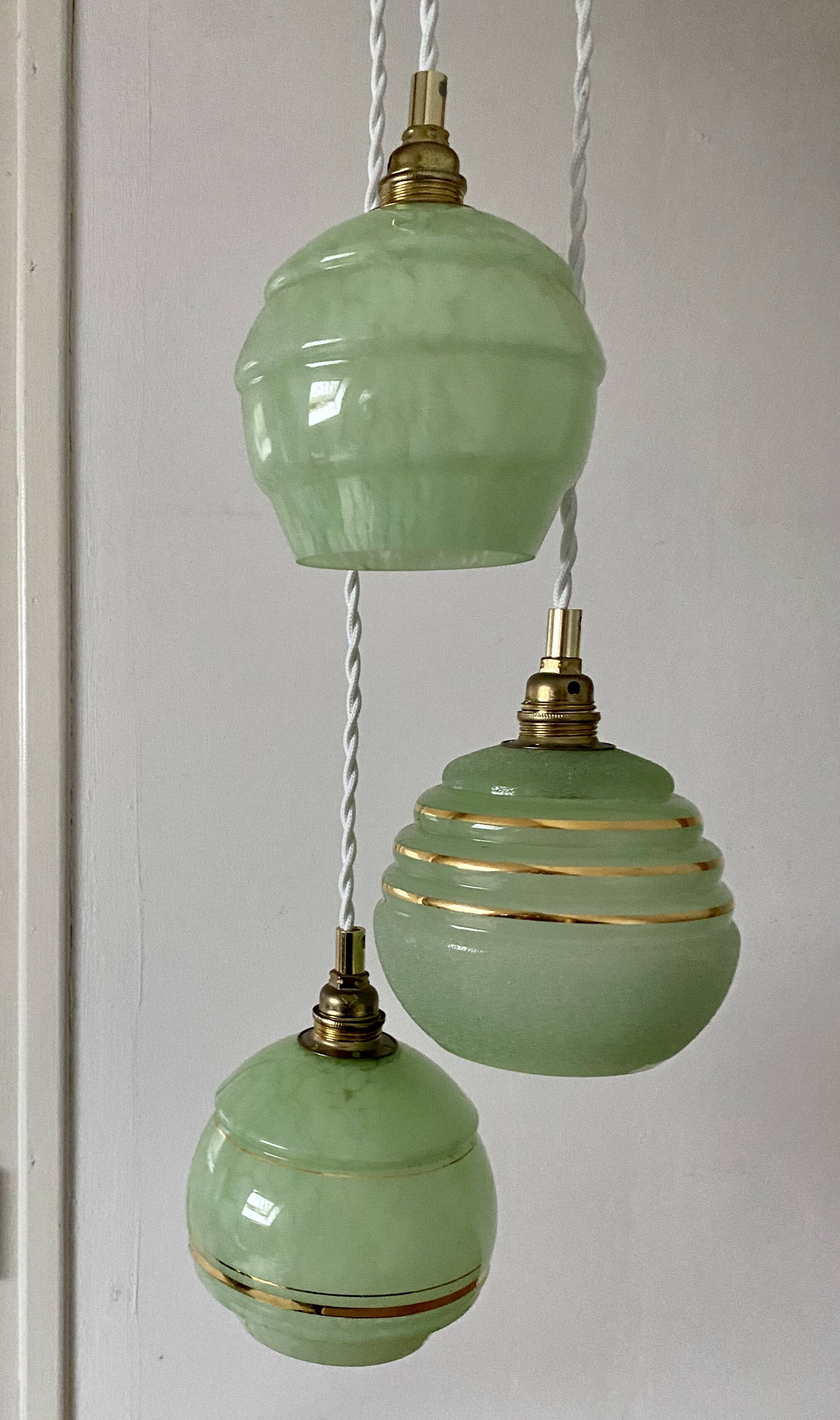 Suspension triple globes vintage art déco en verre vert et doré