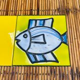 Table basse Roger Capron en céramique et rotin, modèle aux poissons