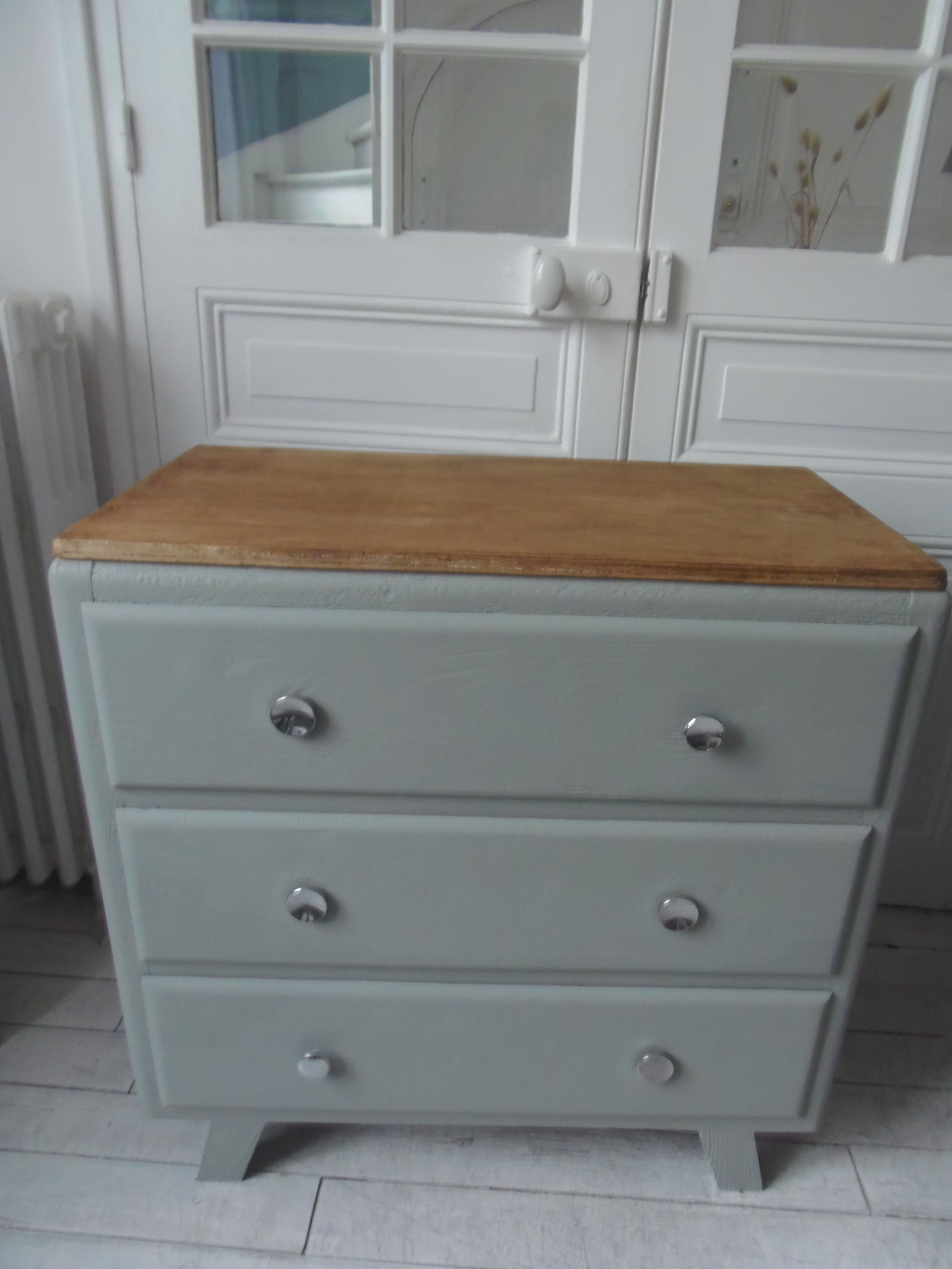 Compass feet vintage gray green, 3 drawers, wooden tray.