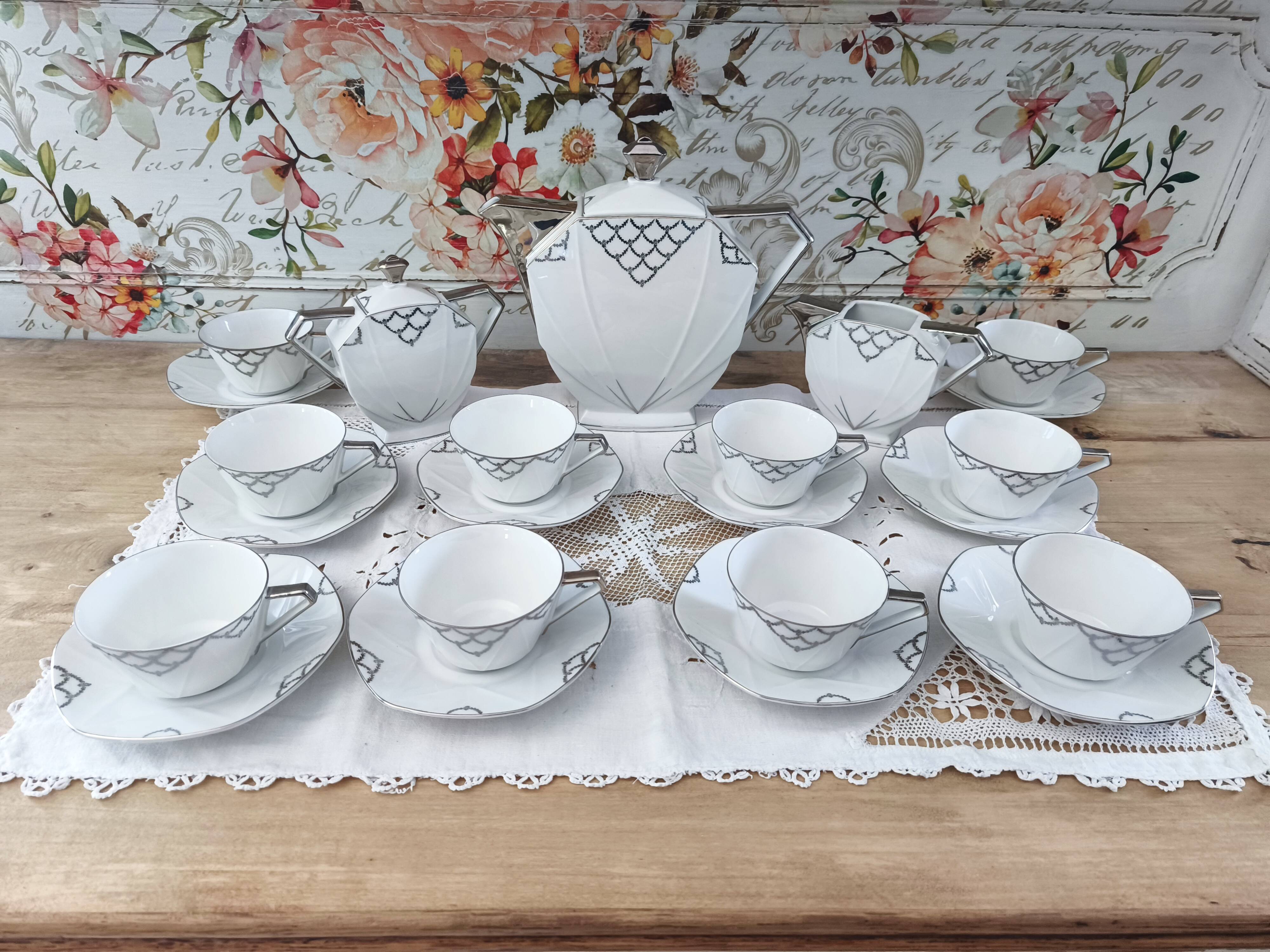 Service à café Art Déco en porcelaine blanche décor argenté
