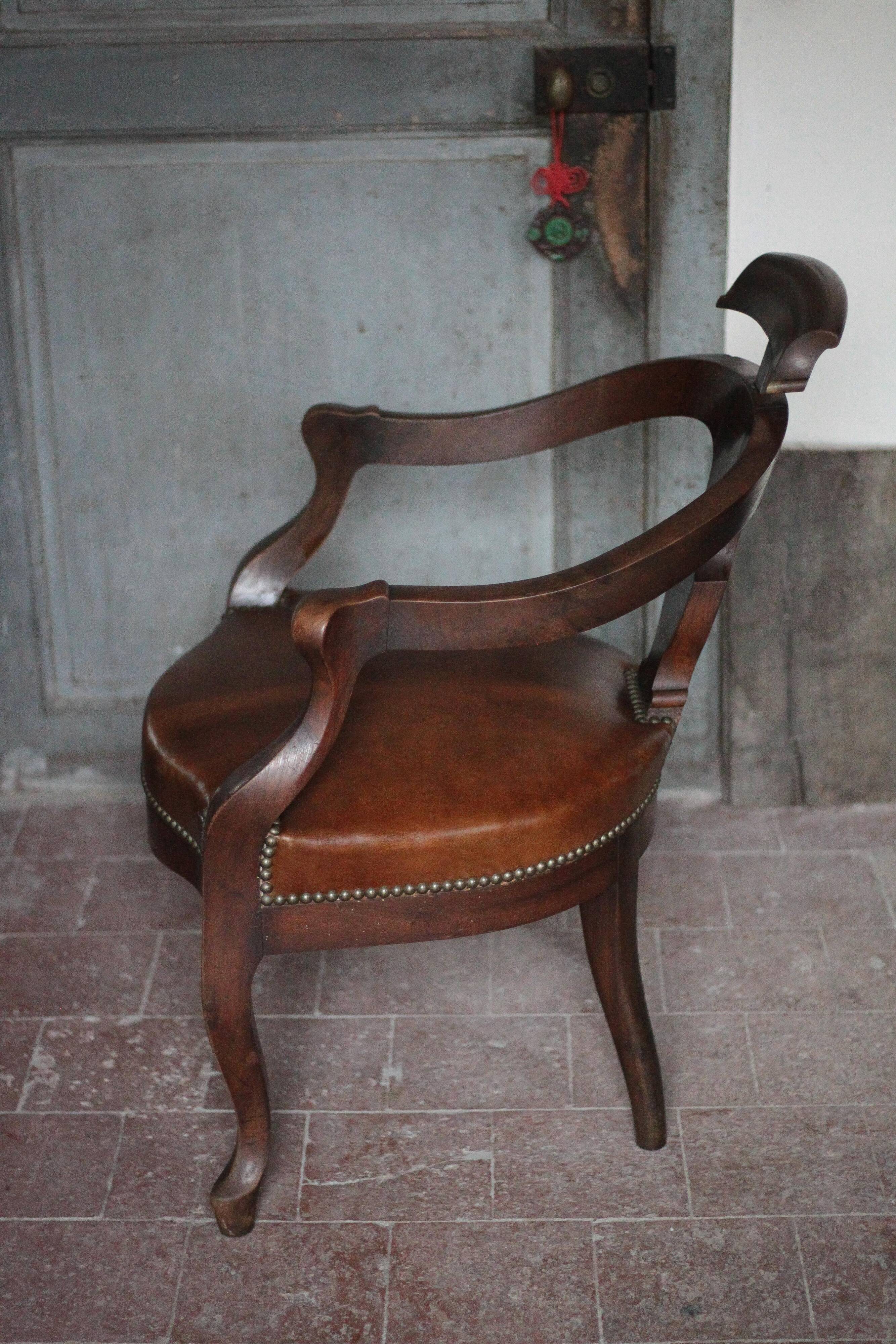 Barber chair in wood and leather with adjustable headrest, office chair.