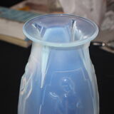 Vase en verre soufflé opalescent art déco par Sabino Paris 1920 1930