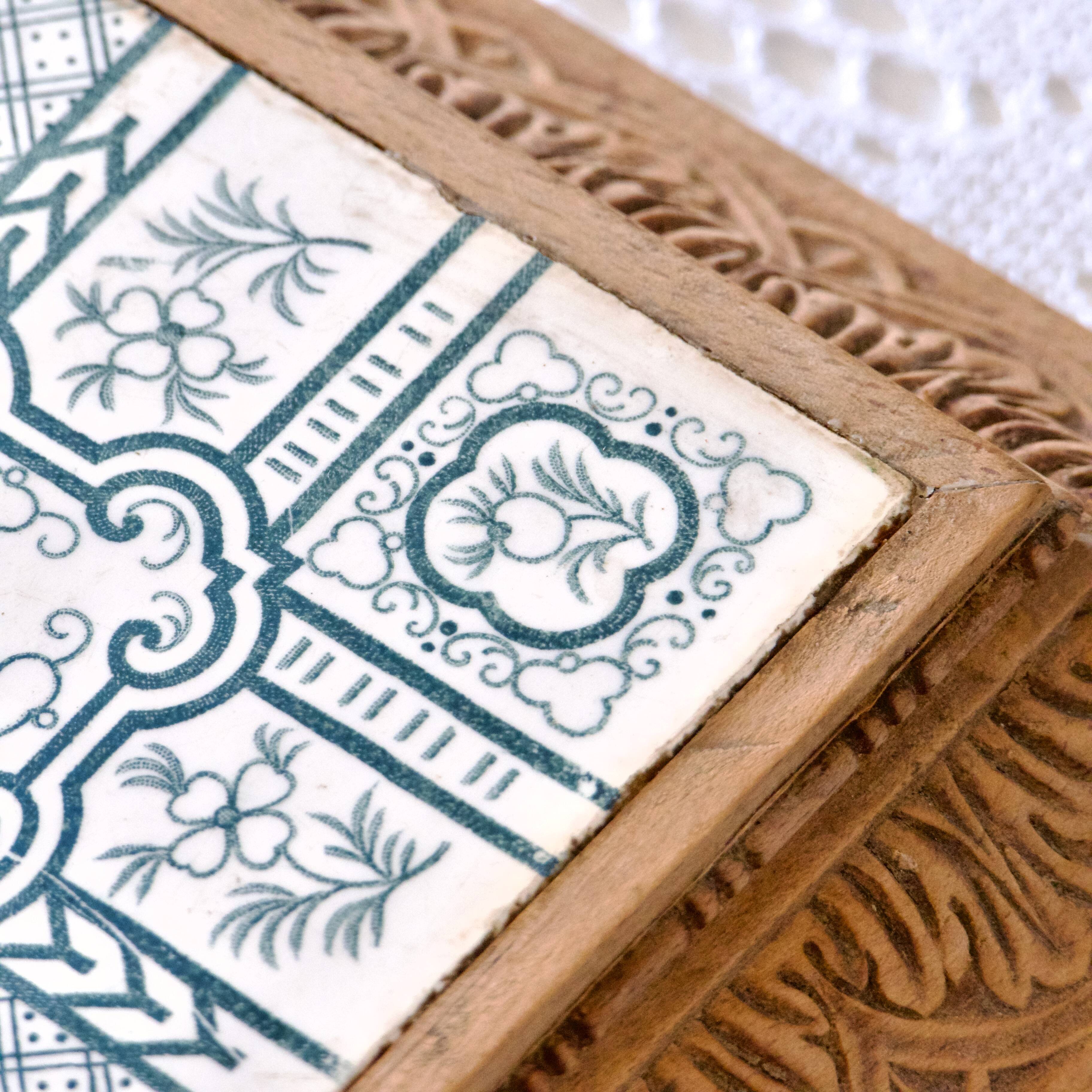 Very large ironstone trivet, 19th century, The Favorite bird