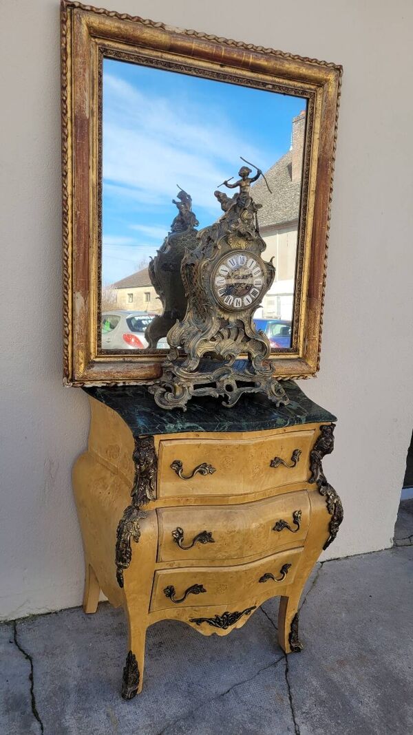 Commode galbée style Louis XV en marqueterie en loupe d'orme et bronze