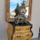 Commode galbée style Louis XV en marqueterie en loupe d'orme et bronze