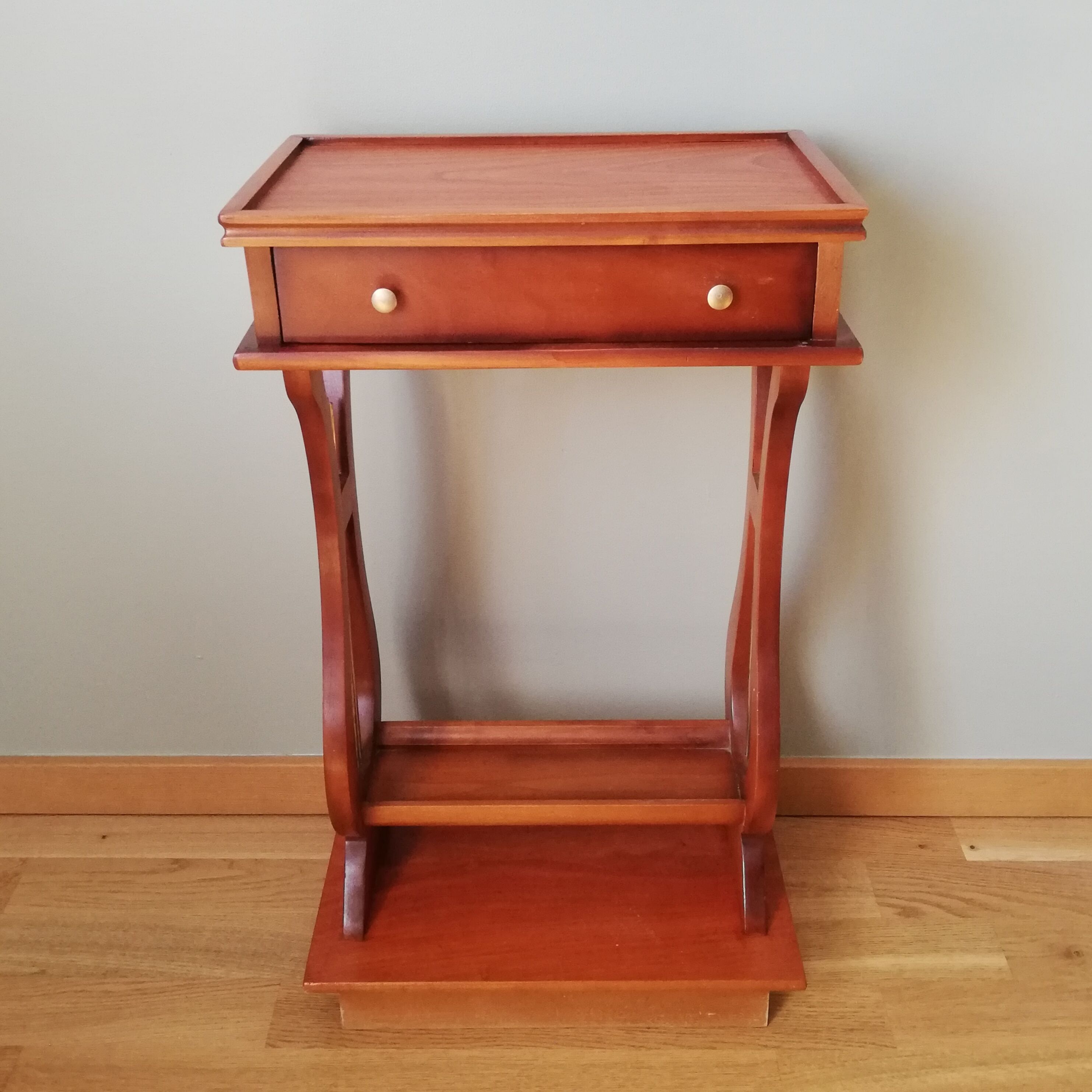 Pedestal table or English cherry saddle with lyre feet