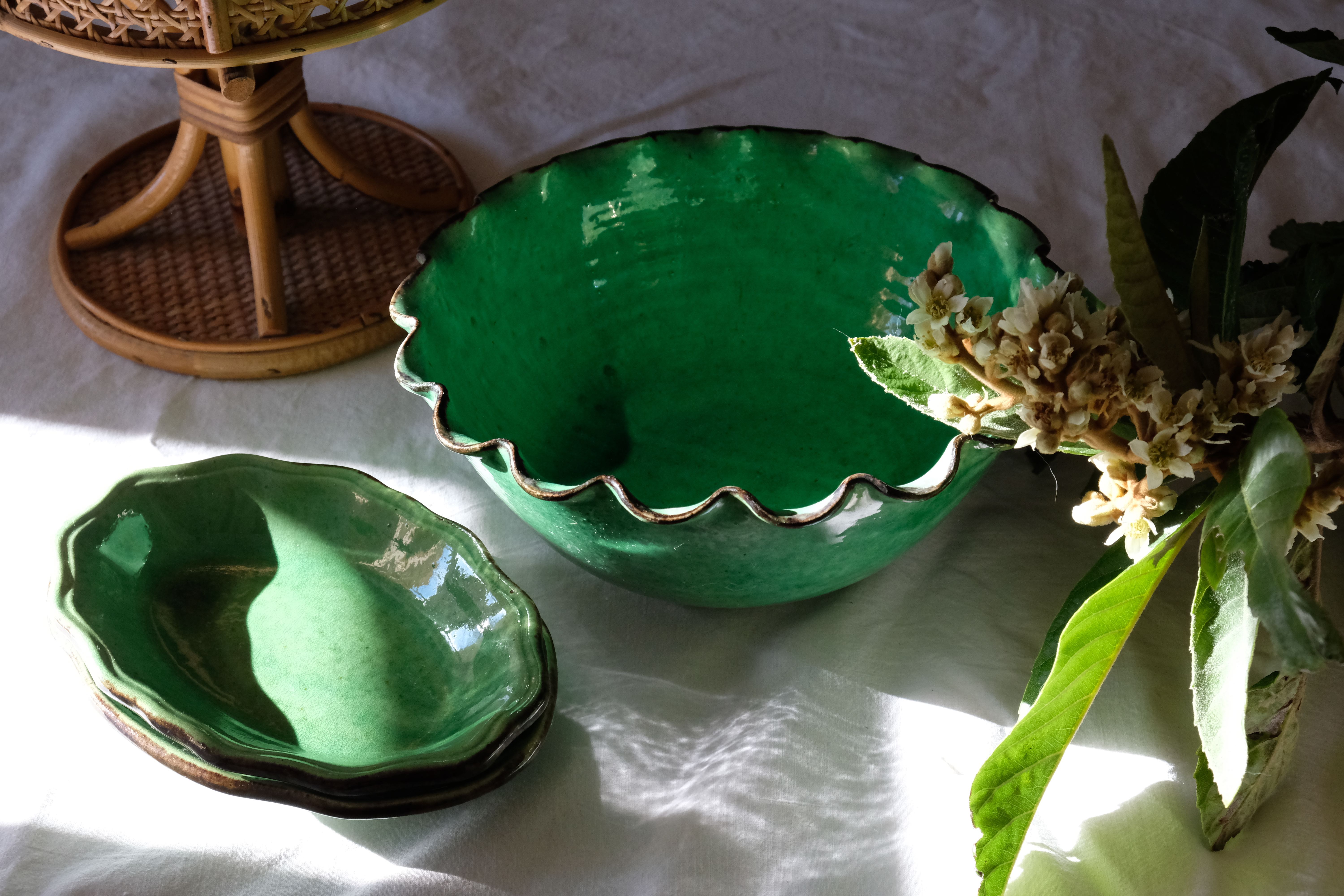 Ancient saladier varnished Provence