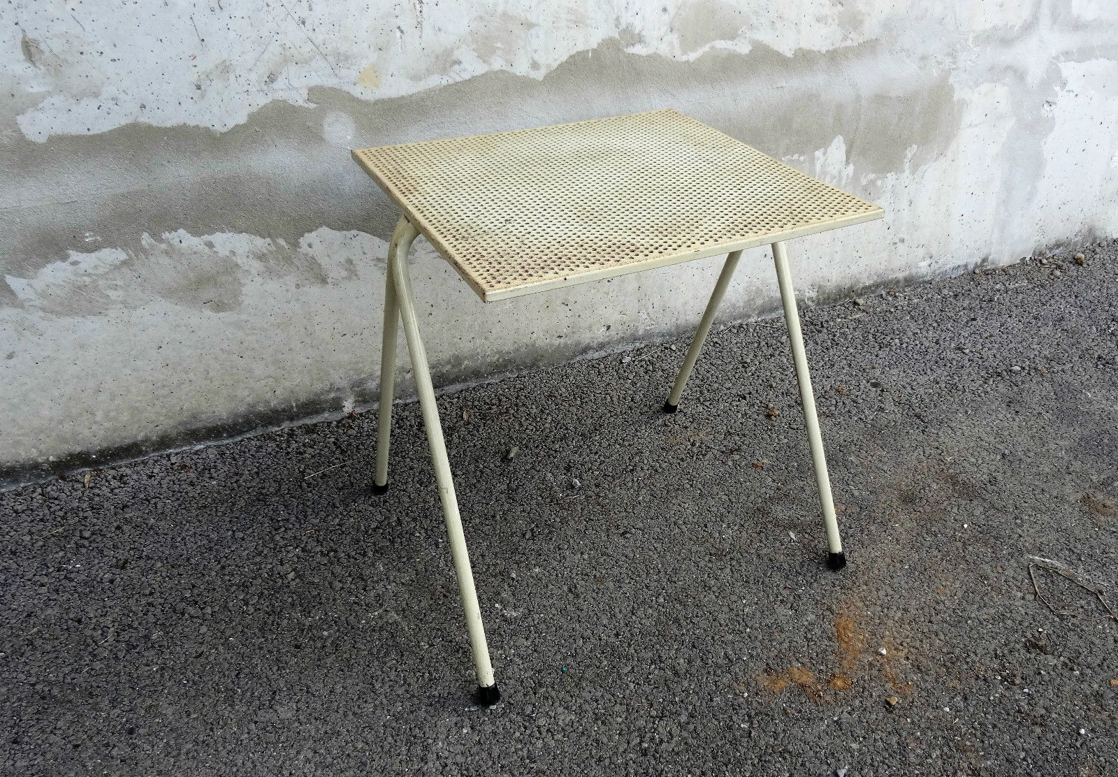 Table service rigitulle perforated