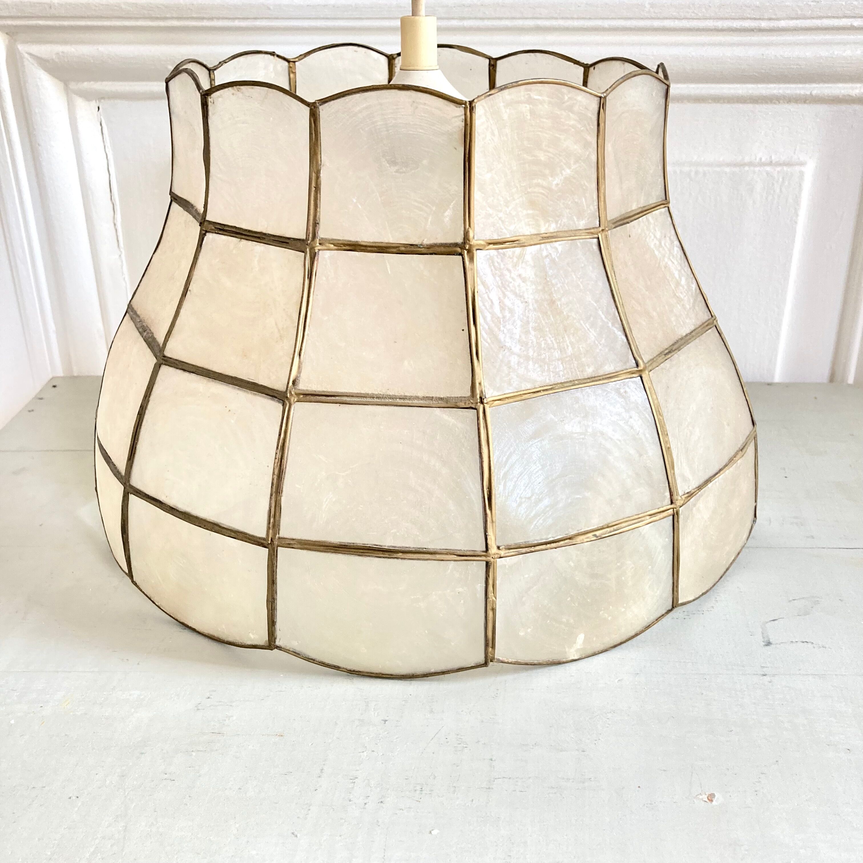 Mother-of-pearl and brass suspension