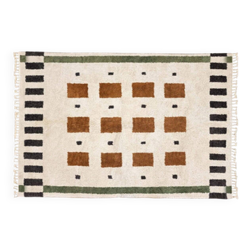 Magnificent handcrafted rug 250cm x 150cm