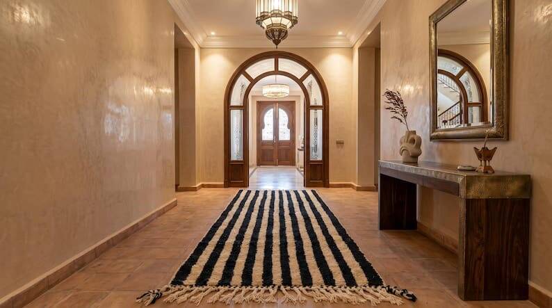 Handmade traditional Beni Ouarain carpet, white and black, 75/300.