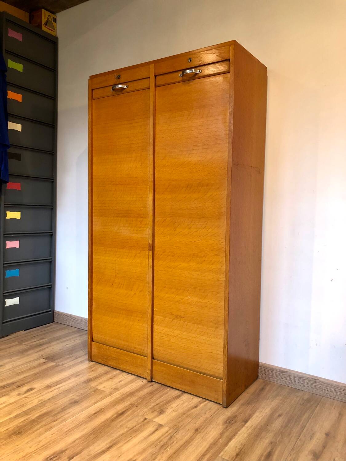 Double curtain filing cabinet