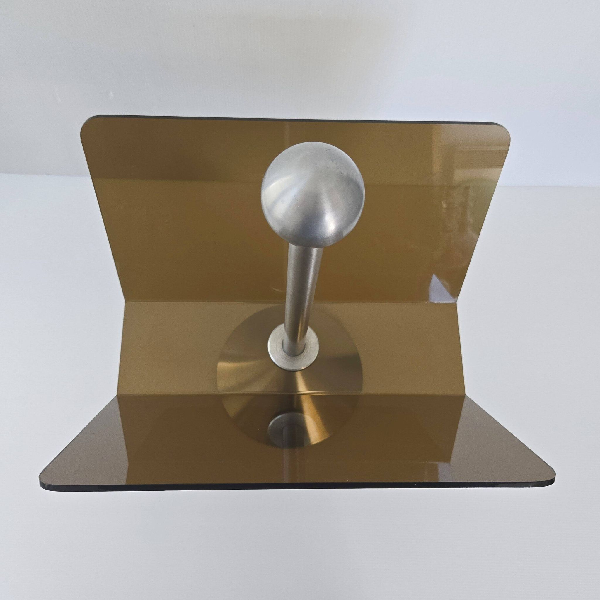 Porte-revues en plexiglas et acier brossé, 1970