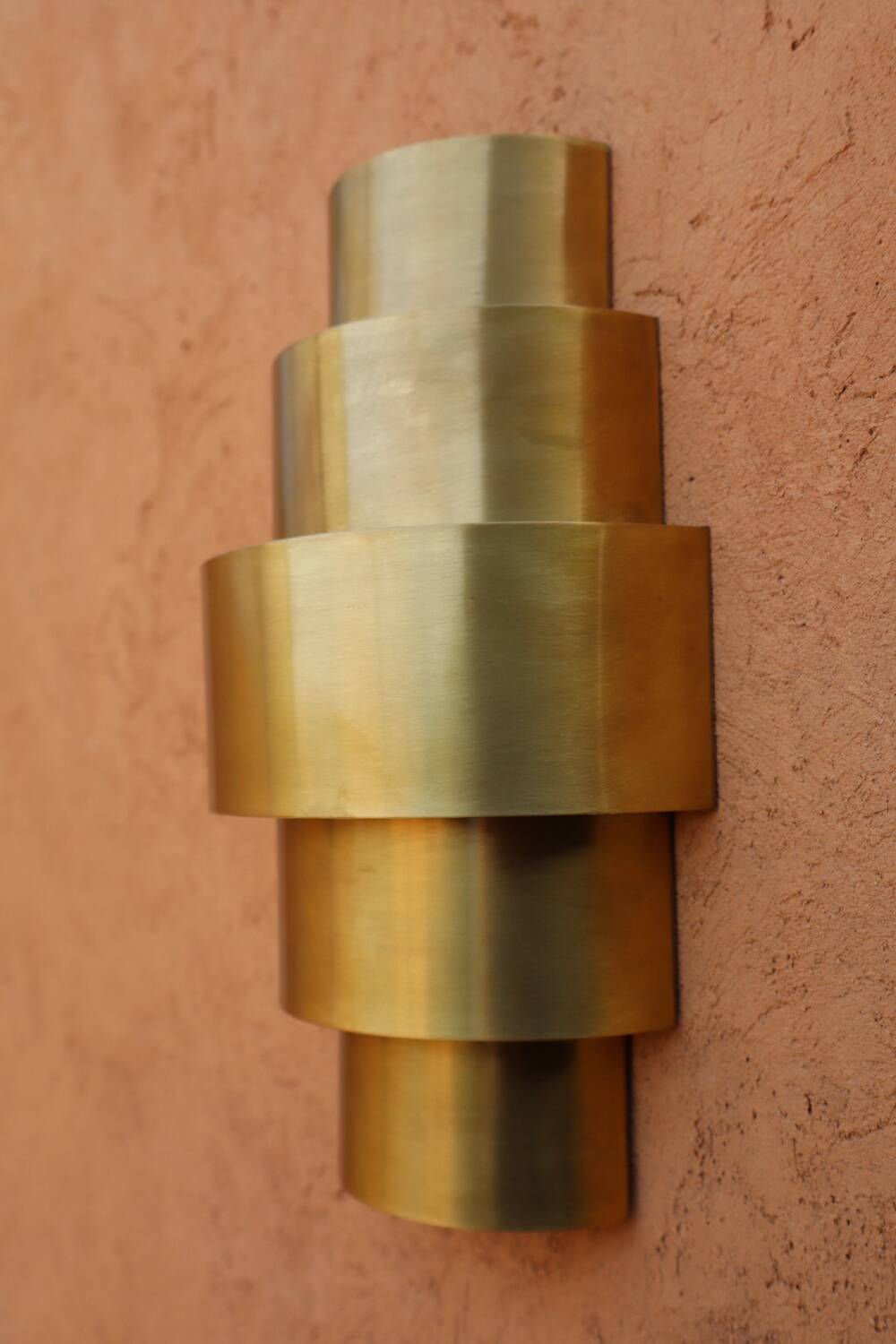 Round Art Deco wall light in brass.