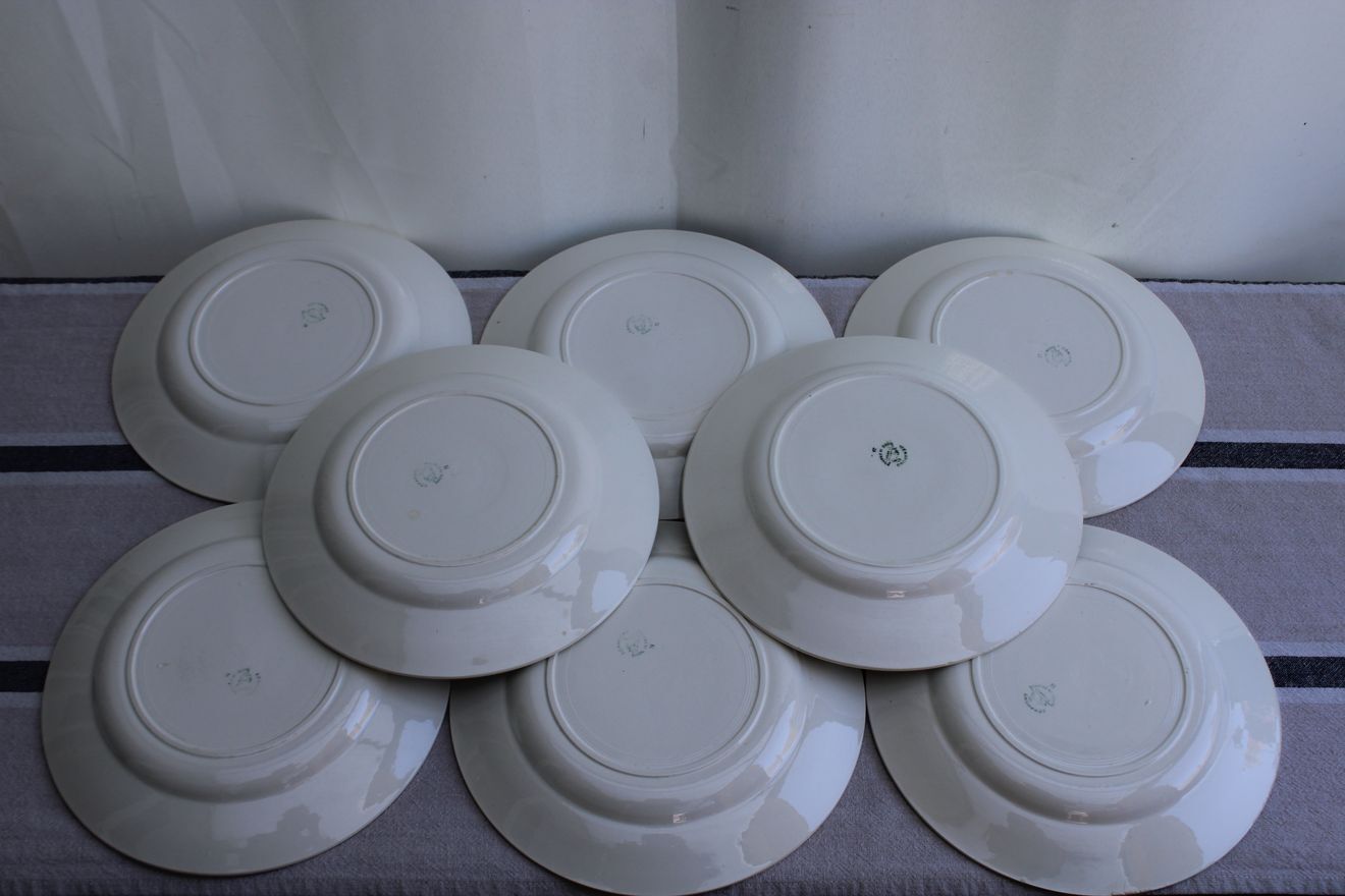 Set of 8 flat ceramic plates