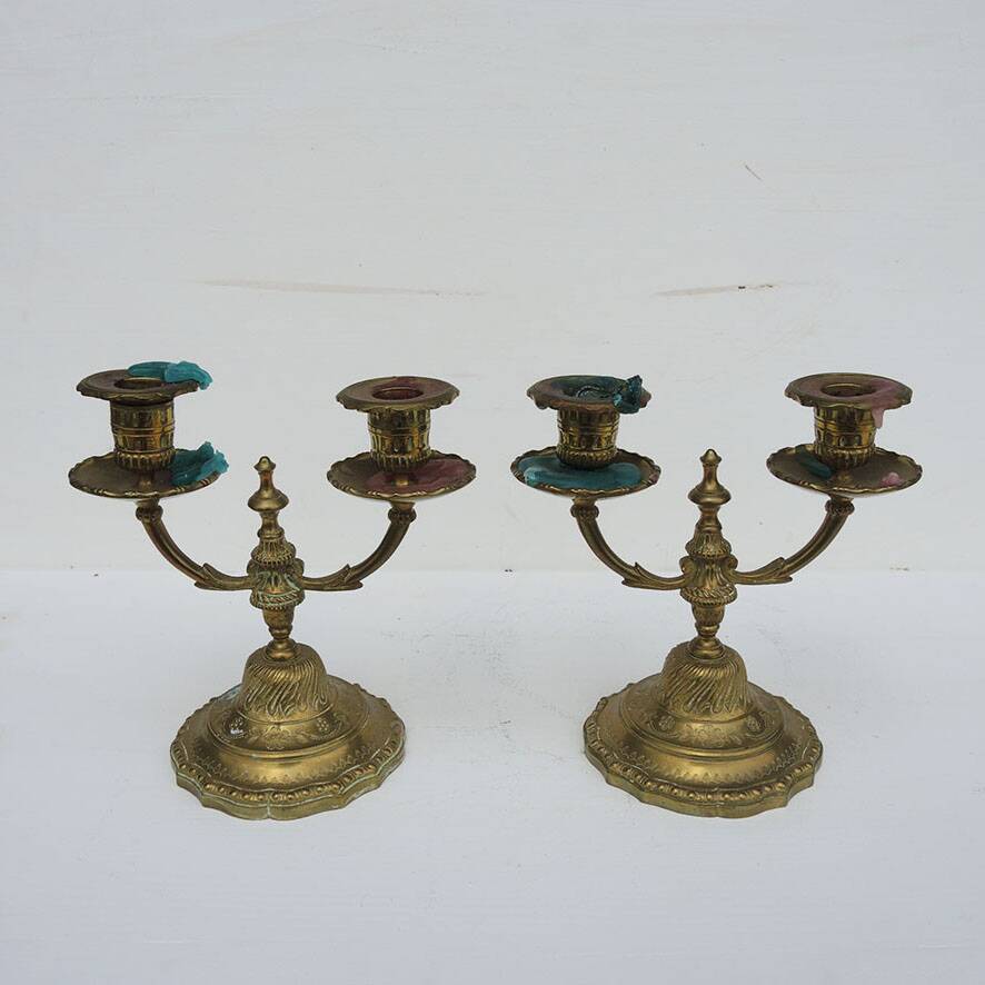 2 anciens candélabres à 2-branches de style Louis XVI en laiton