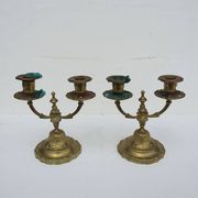 2 anciens candélabres à 2-branches de style Louis XVI en laiton