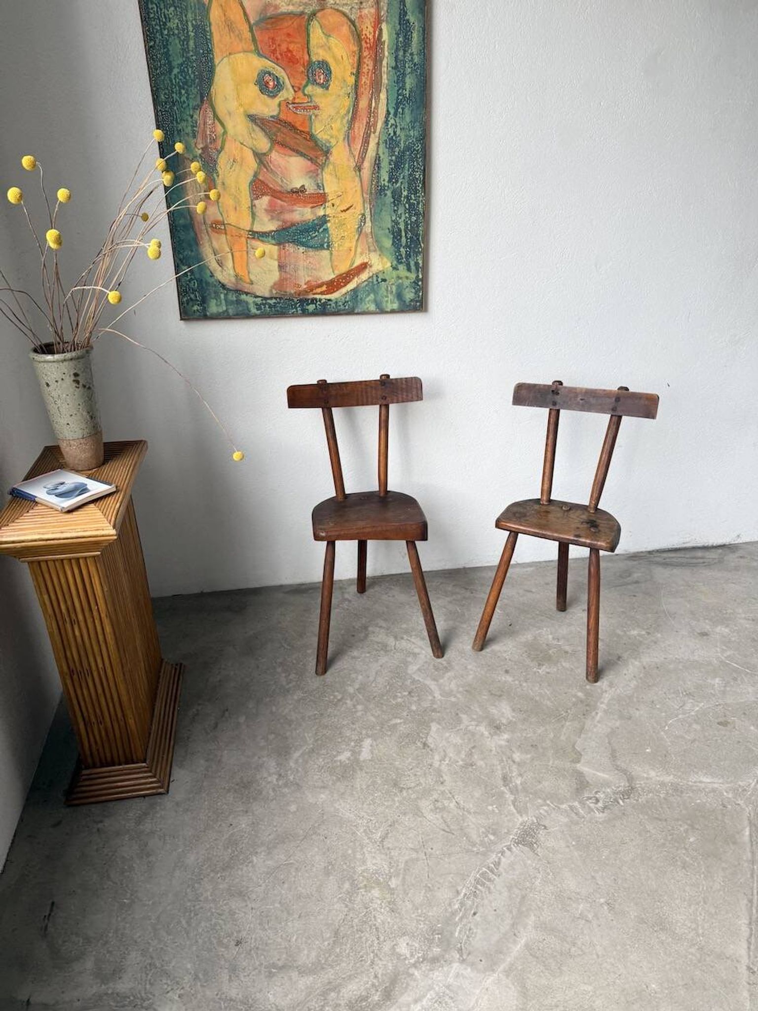 Paire de chaises tripodes savoyardes art populaire chêne