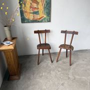 Paire de chaises tripodes savoyardes art populaire chêne