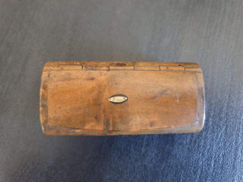 Small snuff box or snuffbox - Wooden with mother-of-pearl inlay - NINETEENTH CENTURY