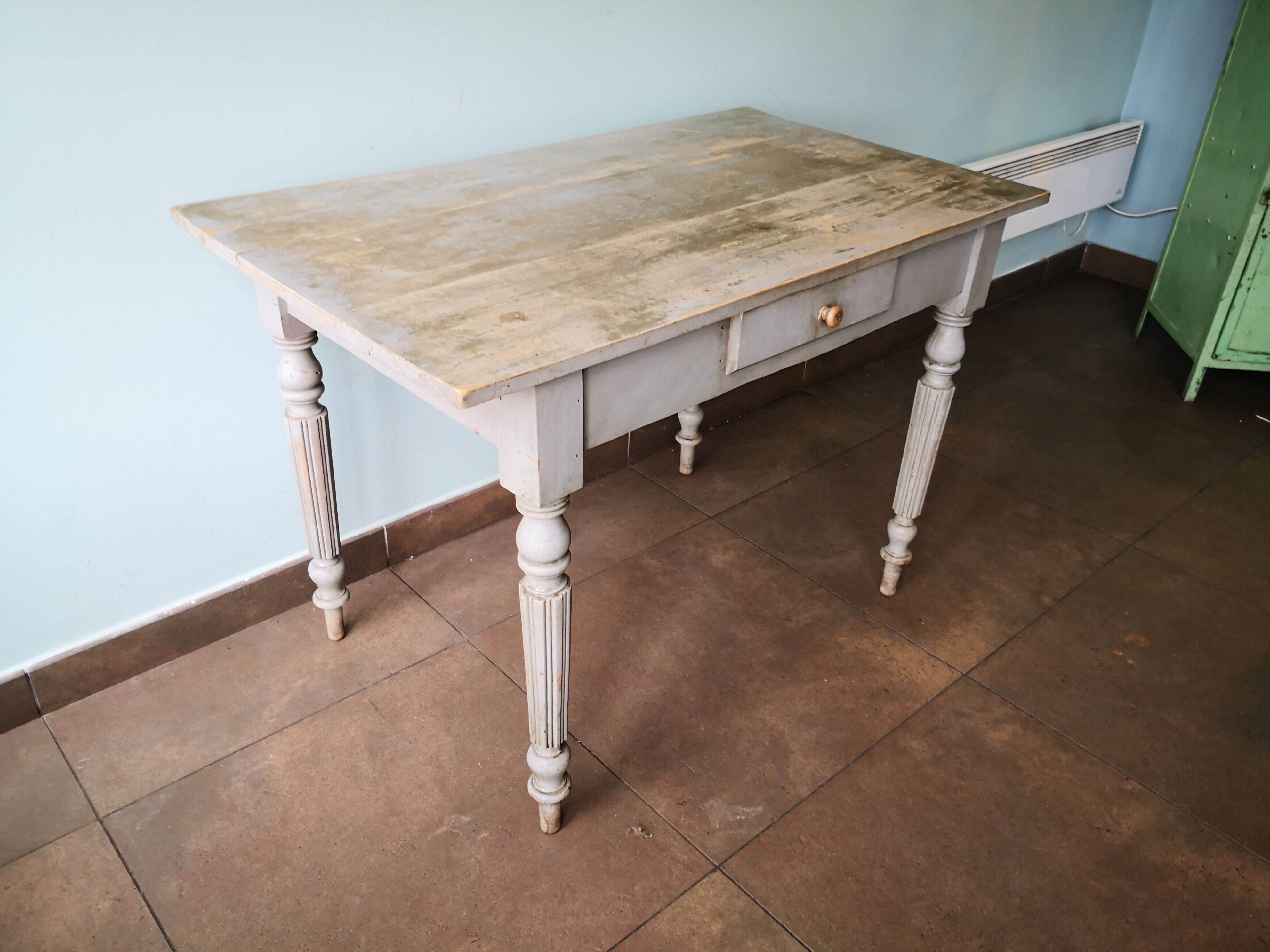 Table en bois bureau patine grise