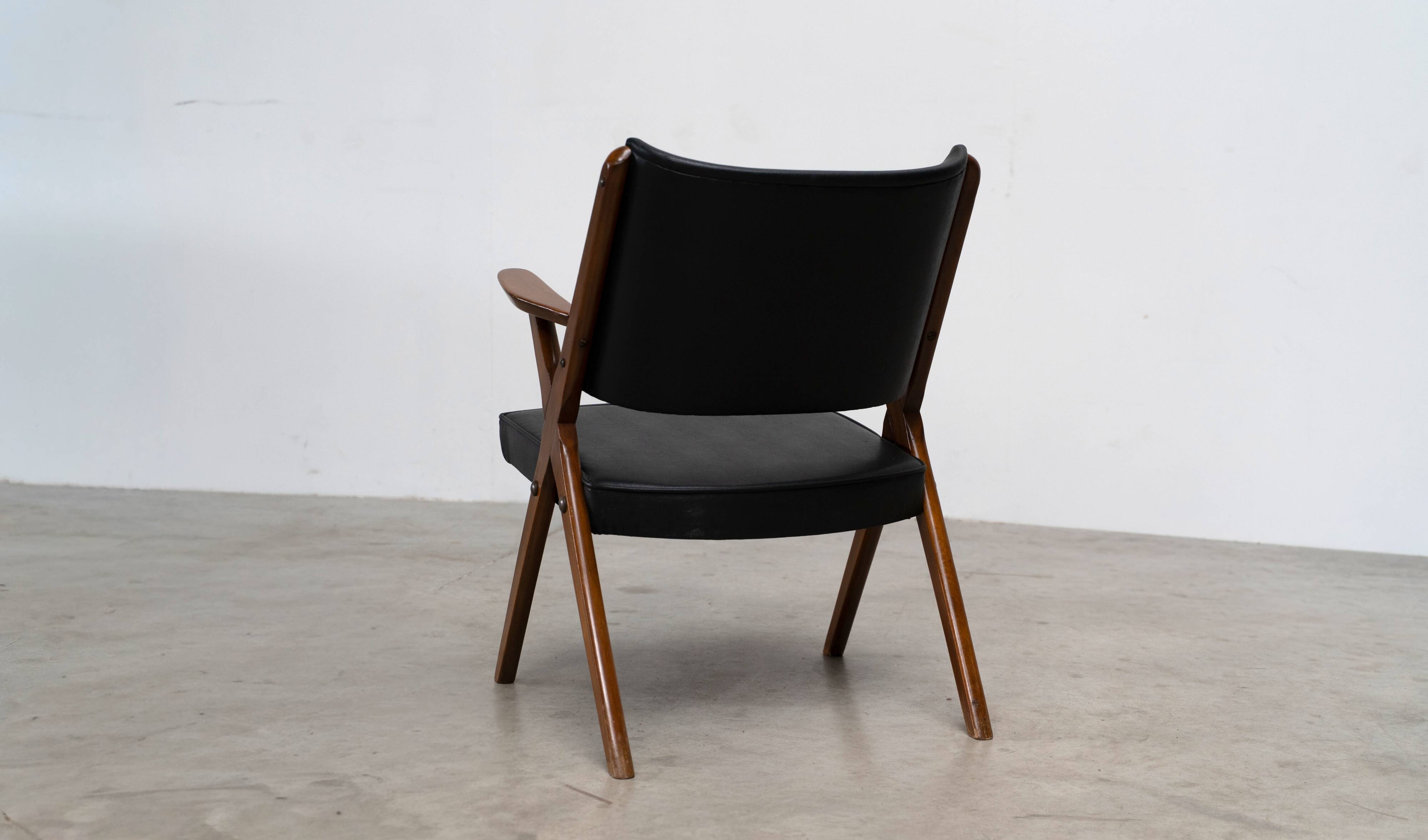 Leather lounge chair by Dal Vera