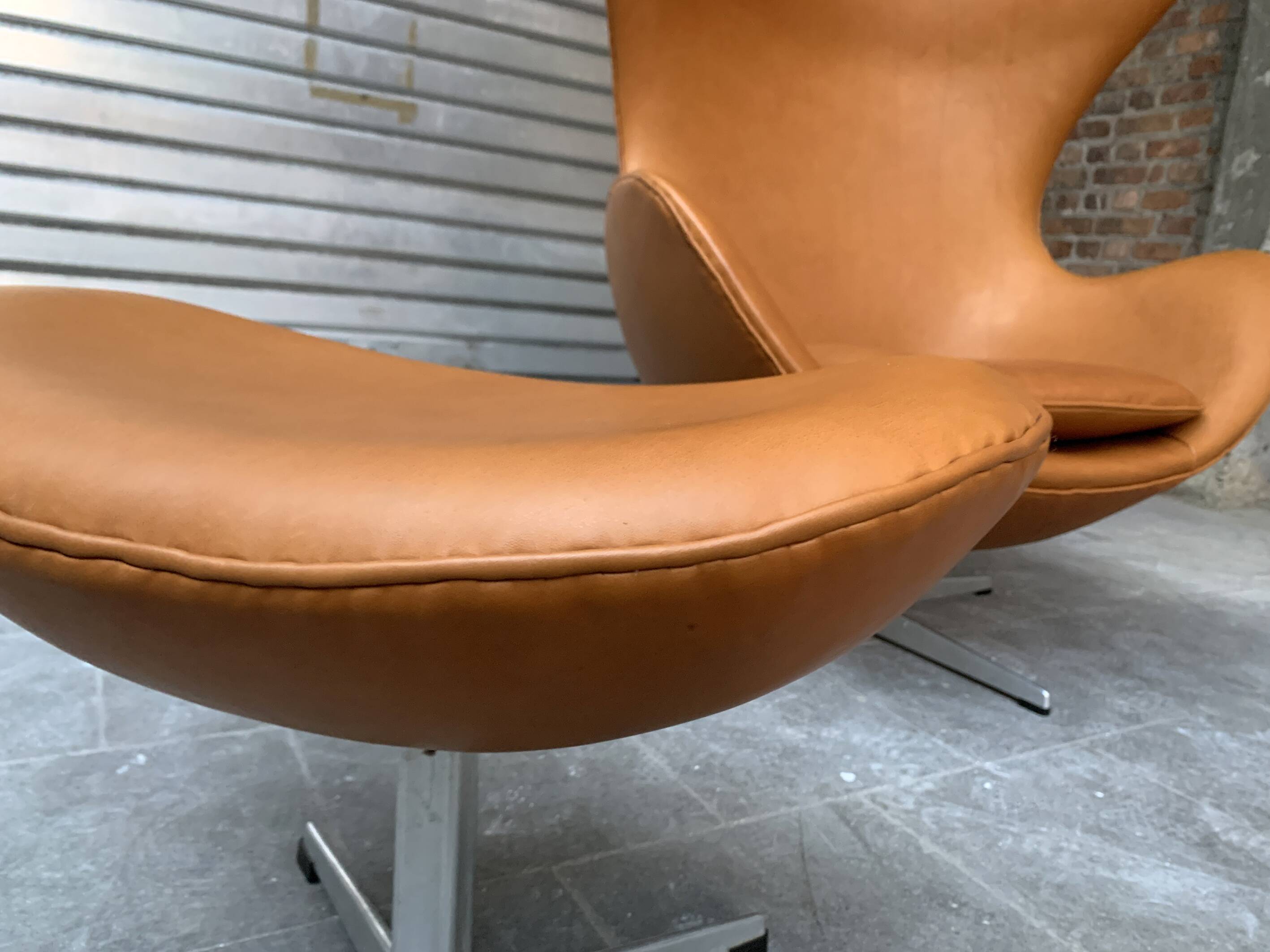 Restored Arne Jacobsen Egg armchair and ottoman for Fritz Hansen, 1960s