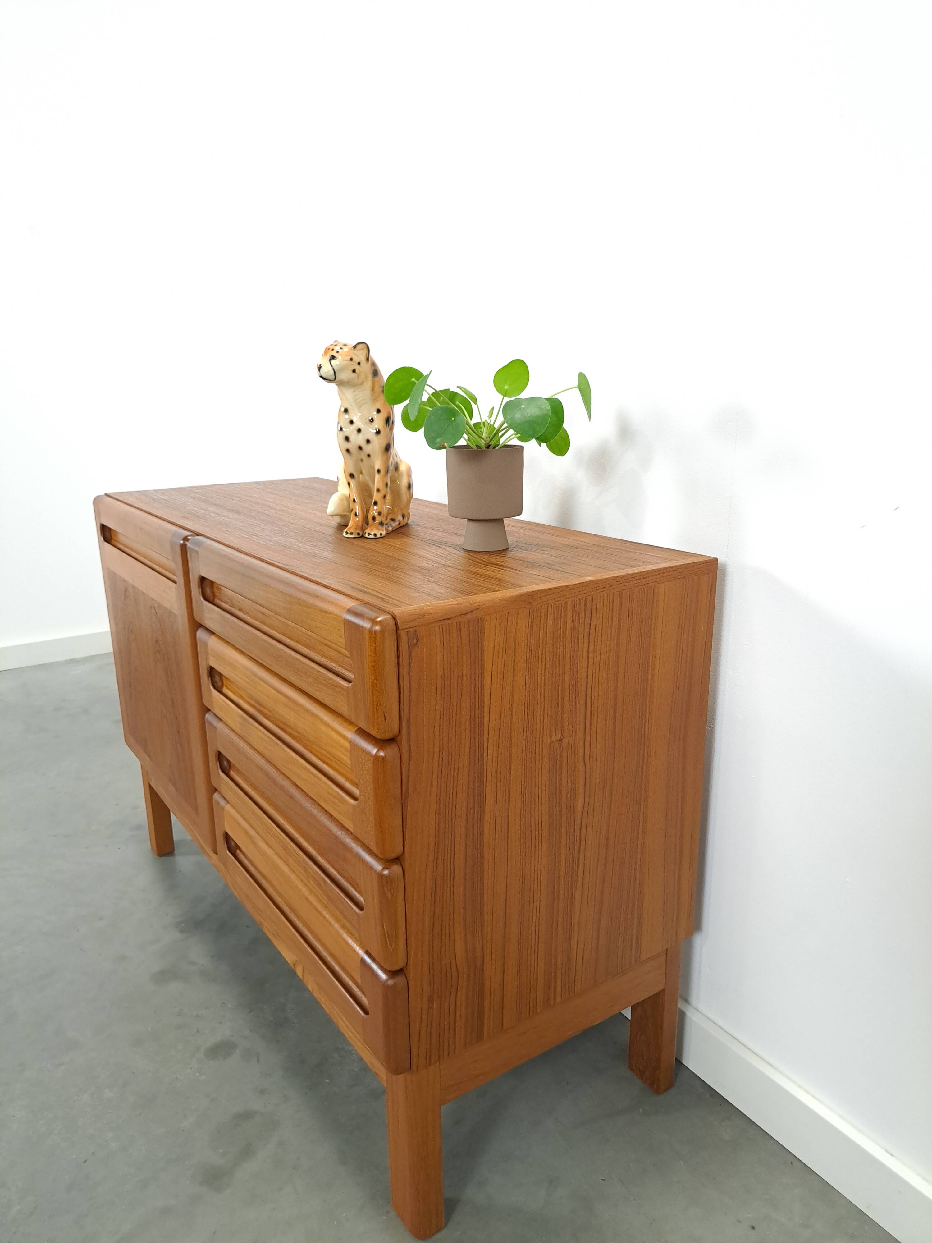 Deens design teak dressoir Dyrlund