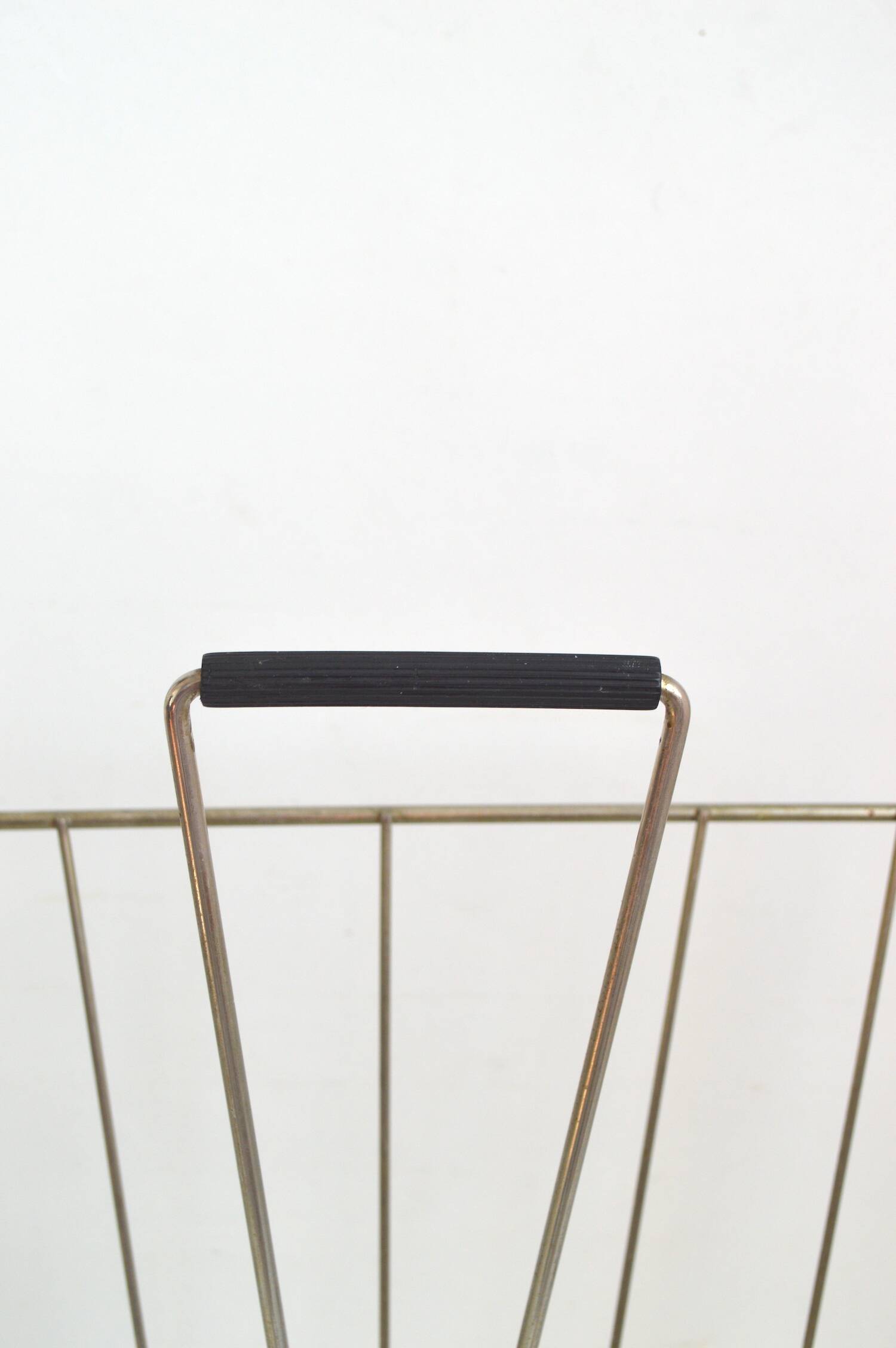 Metal magazine rack