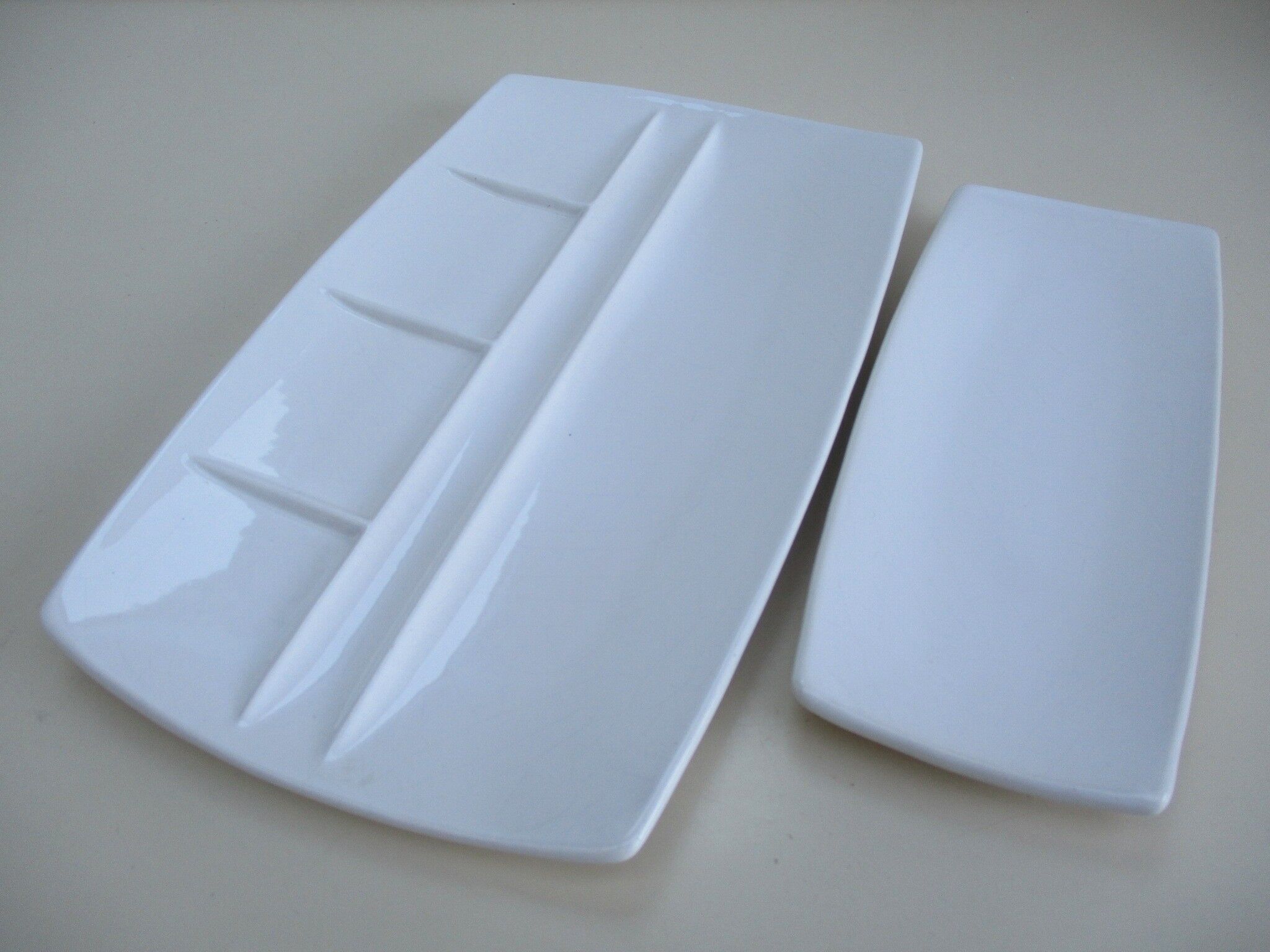 2 dishes presentation white earthenware scandinavian design