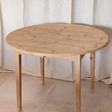 Round table foot spindles